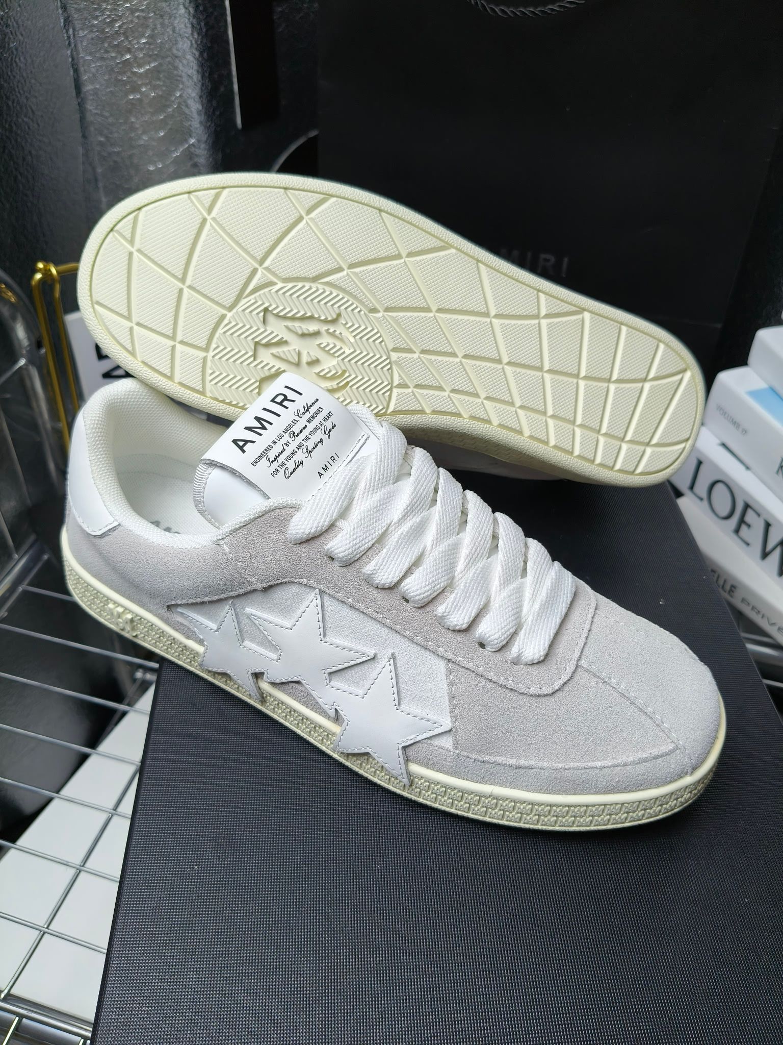 AMIRI
埃米尔24SS新款休闲，
经典的鞋身LOOGO标志，让流行元素和品牌融🎊🎊为一体让时尚更为耀眼。💰鞋面采用经典配色进行拼接打造层次感。牛皮和磨砂皮搭配质感也非常规！💙橡胶发泡多层次多种颜色💥的组合让更轻巧脚感更舒适，🎉🎉🎉各明星 博主 网红推荐款，🚵🏻逛街 聚会 旅游必不可少的一款。
 码数：女款35—40（41订做不退换）
 男款 38—45（46订做不退换）
p230