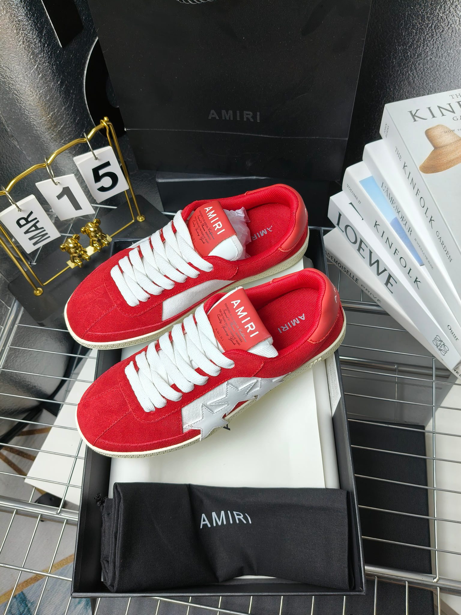 AMIRI
埃米尔24SS新款休闲，
经典的鞋身LOOGO标志，让流行元素和品牌融🎊🎊为一体让时尚更为耀眼。💰鞋面采用经典配色进行拼接打造层次感。牛皮和磨砂皮搭配质感也非常规！💙橡胶发泡多层次多种颜色💥的组合让更轻巧脚感更舒适，🎉🎉🎉各明星 博主 网红推荐款，🚵🏻逛街 聚会 旅游必不可少的一款。
 码数：女款35—40（41订做不退换）
 男款 38—45（46订做不退换）
p230
