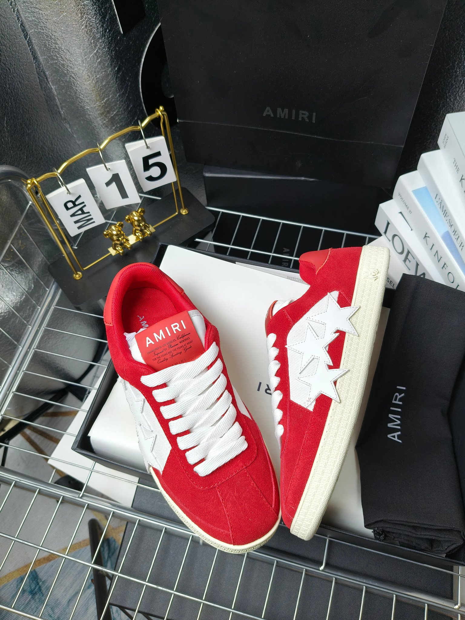 AMIRI
埃米尔24SS新款休闲，
经典的鞋身LOOGO标志，让流行元素和品牌融🎊🎊为一体让时尚更为耀眼。💰鞋面采用经典配色进行拼接打造层次感。牛皮和磨砂皮搭配质感也非常规！💙橡胶发泡多层次多种颜色💥的组合让更轻巧脚感更舒适，🎉🎉🎉各明星 博主 网红推荐款，🚵🏻逛街 聚会 旅游必不可少的一款。
 码数：女款35—40（41订做不退换）
 男款 38—45（46订做不退换）
p230