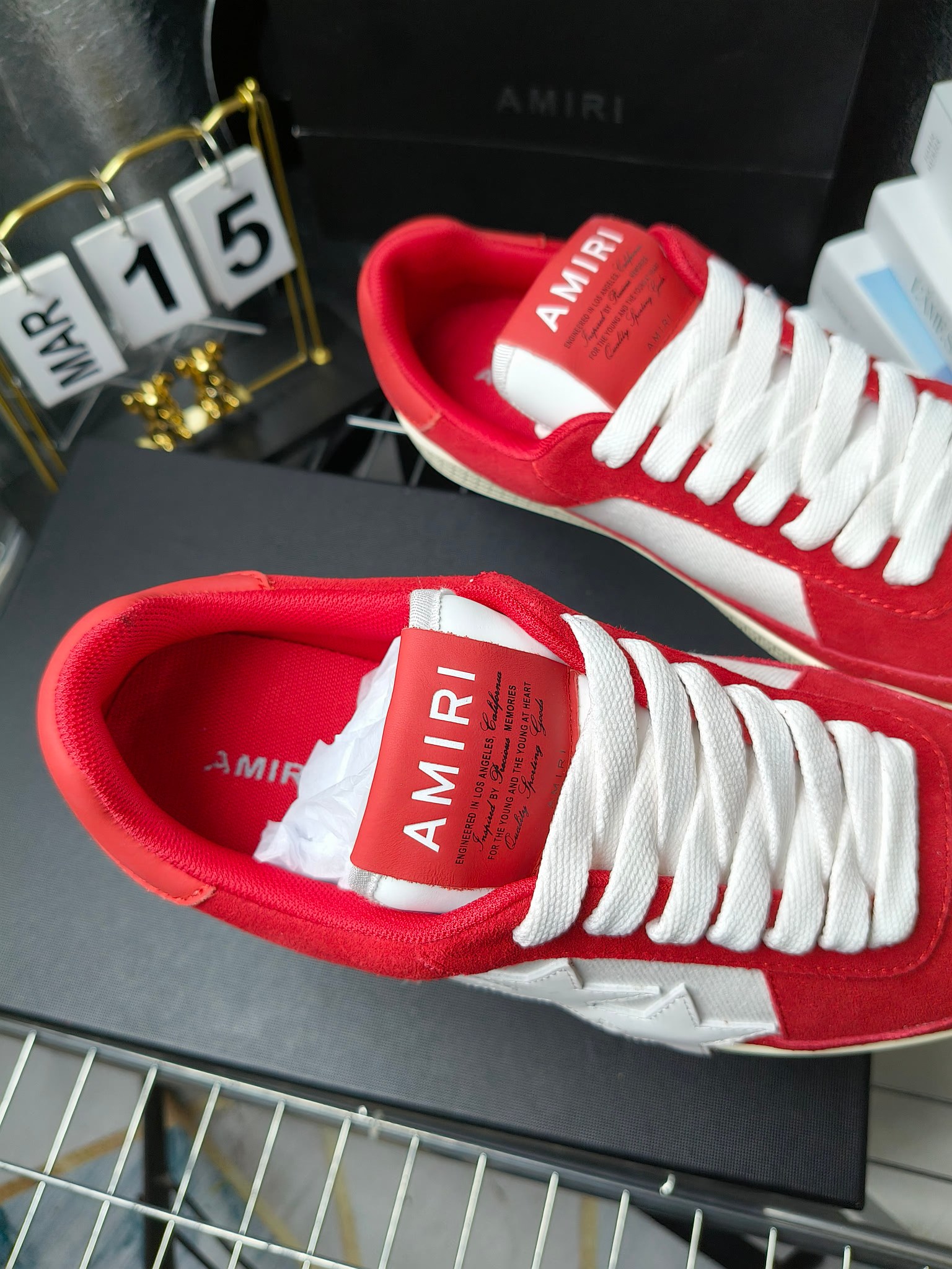 AMIRI
埃米尔24SS新款休闲，
经典的鞋身LOOGO标志，让流行元素和品牌融🎊🎊为一体让时尚更为耀眼。💰鞋面采用经典配色进行拼接打造层次感。牛皮和磨砂皮搭配质感也非常规！💙橡胶发泡多层次多种颜色💥的组合让更轻巧脚感更舒适，🎉🎉🎉各明星 博主 网红推荐款，🚵🏻逛街 聚会 旅游必不可少的一款。
 码数：女款35—40（41订做不退换）
 男款 38—45（46订做不退换）
p230