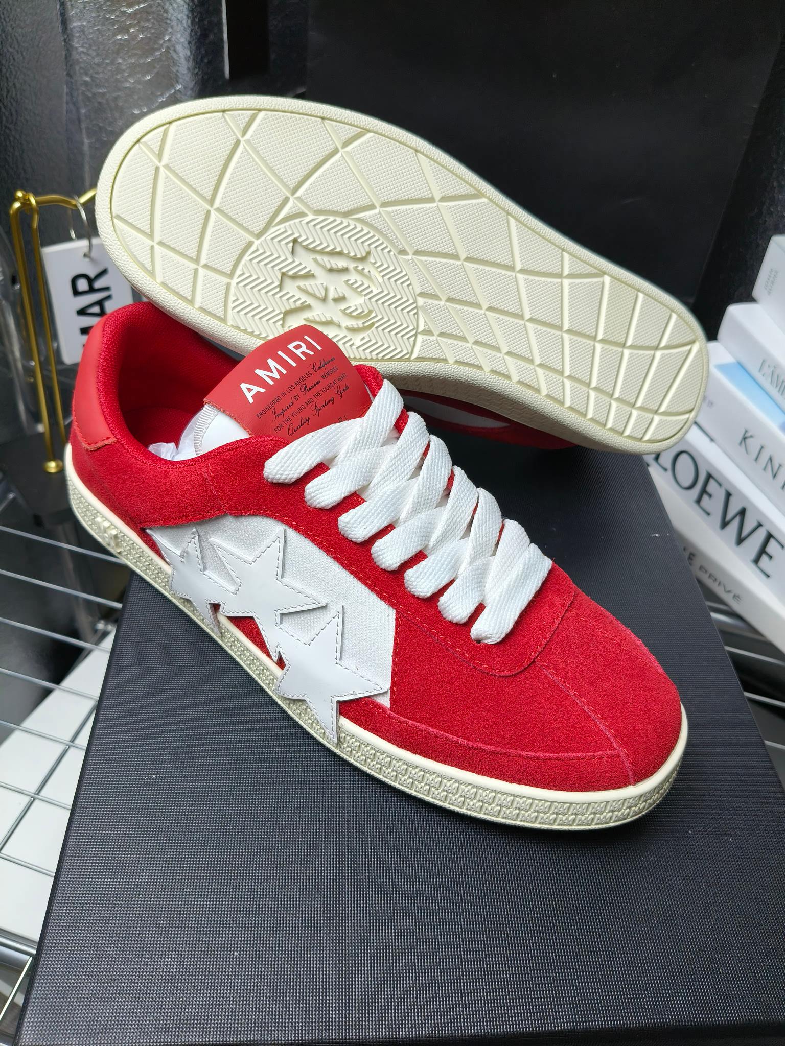 AMIRI
埃米尔24SS新款休闲，
经典的鞋身LOOGO标志，让流行元素和品牌融🎊🎊为一体让时尚更为耀眼。💰鞋面采用经典配色进行拼接打造层次感。牛皮和磨砂皮搭配质感也非常规！💙橡胶发泡多层次多种颜色💥的组合让更轻巧脚感更舒适，🎉🎉🎉各明星 博主 网红推荐款，🚵🏻逛街 聚会 旅游必不可少的一款。
 码数：女款35—40（41订做不退换）
 男款 38—45（46订做不退换）
p230