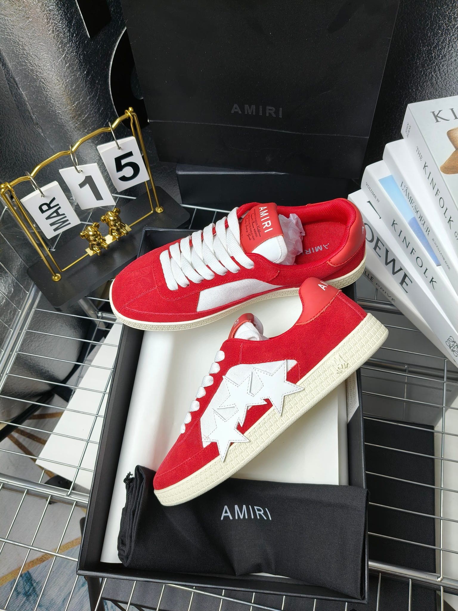 AMIRI
埃米尔24SS新款休闲，
经典的鞋身LOOGO标志，让流行元素和品牌融🎊🎊为一体让时尚更为耀眼。💰鞋面采用经典配色进行拼接打造层次感。牛皮和磨砂皮搭配质感也非常规！💙橡胶发泡多层次多种颜色💥的组合让更轻巧脚感更舒适，🎉🎉🎉各明星 博主 网红推荐款，🚵🏻逛街 聚会 旅游必不可少的一款。
 码数：女款35—40（41订做不退换）
 男款 38—45（46订做不退换）
p230