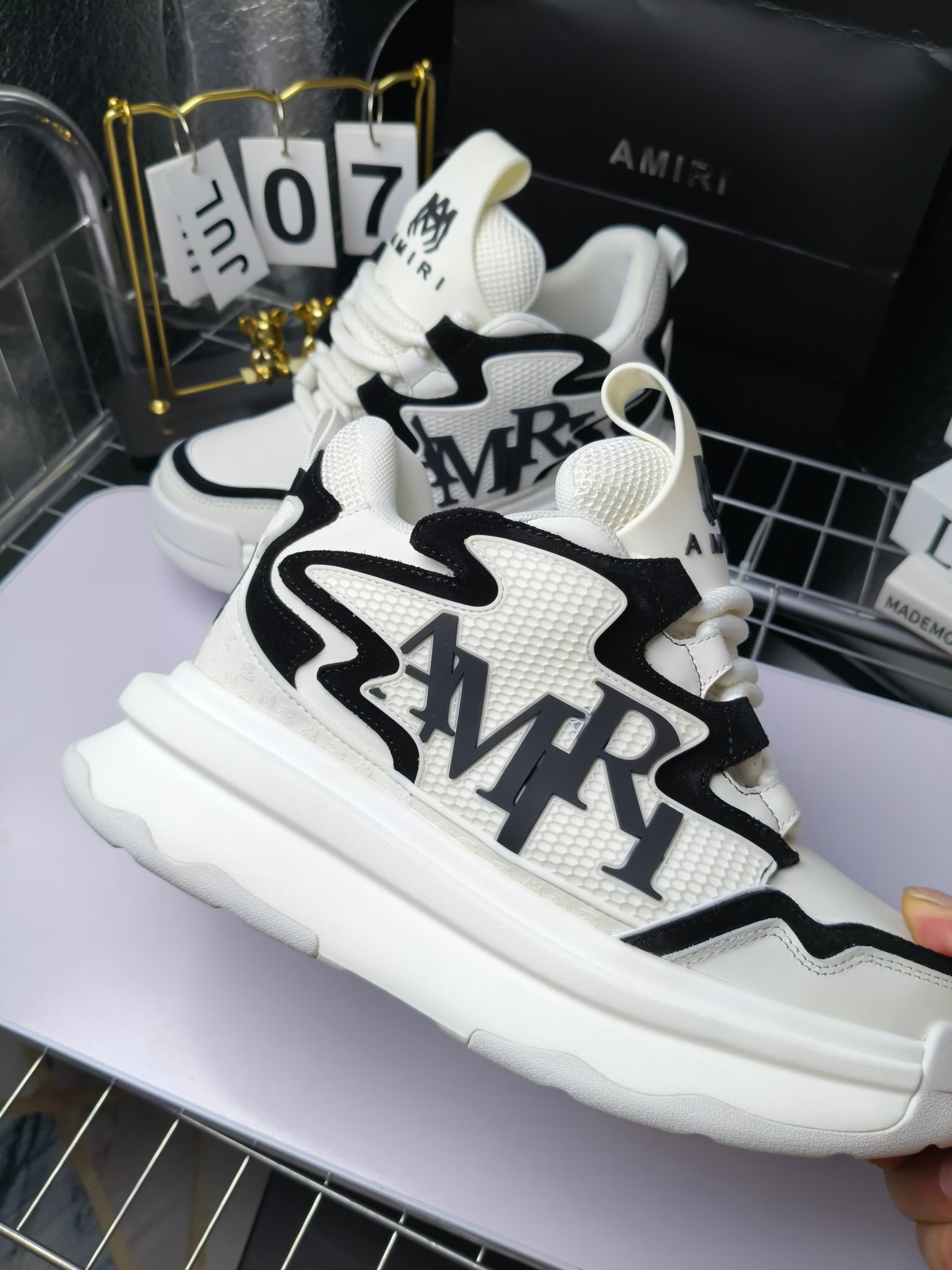 MARNI
埃米尔秋冬新品 
2024SS 新品秋季最新走绣拼色面包休闲运动鞋系列〰
SKEL-TOP 春季新款高街！蔡徐坤吴亦凡中国新说唱歌手小白Gali等网红博主争夺上脚，
细节满满的休闲时尚风 新一代骨头鞋爆款经典升级 超舒适感超级爆！来自洛杉矶的高街潮牌独家爆版，众多明星网红同款，中国新说唱歌手小白Gali 王一博 杨幂等网红博主争夺上脚，1的鞋型侧面立体开模金属标，跟爆火的平起平坐，英气值瞬间颇具几分朋克摇滚味，无不彰显时尚感与街头风…
▪鞋面 ：原版定做牛皮+原版定制透气网
▪内里 ：原版定制透气网
▪大底 ：原版开模TPU组合大底
▪码数 ： 男38-44（38.45.46定制）
p350
