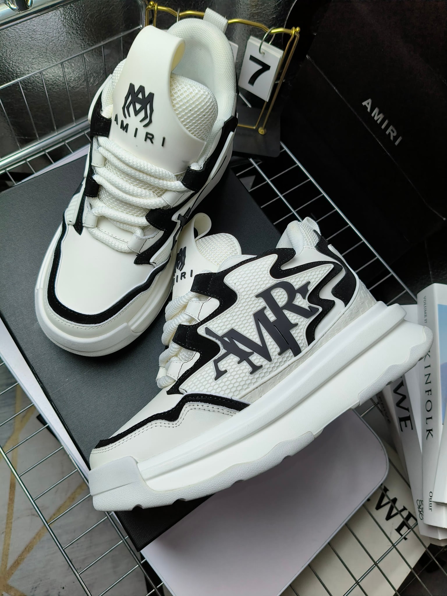 MARNI
埃米尔秋冬新品 
2024SS 新品秋季最新走绣拼色面包休闲运动鞋系列〰
SKEL-TOP 春季新款高街！蔡徐坤吴亦凡中国新说唱歌手小白Gali等网红博主争夺上脚，
细节满满的休闲时尚风 新一代骨头鞋爆款经典升级 超舒适感超级爆！来自洛杉矶的高街潮牌独家爆版，众多明星网红同款，中国新说唱歌手小白Gali 王一博 杨幂等网红博主争夺上脚，1的鞋型侧面立体开模金属标，跟爆火的平起平坐，英气值瞬间颇具几分朋克摇滚味，无不彰显时尚感与街头风…
▪鞋面 ：原版定做牛皮+原版定制透气网
▪内里 ：原版定制透气网
▪大底 ：原版开模TPU组合大底
▪码数 ： 男38-44（38.45.46定制）
p350