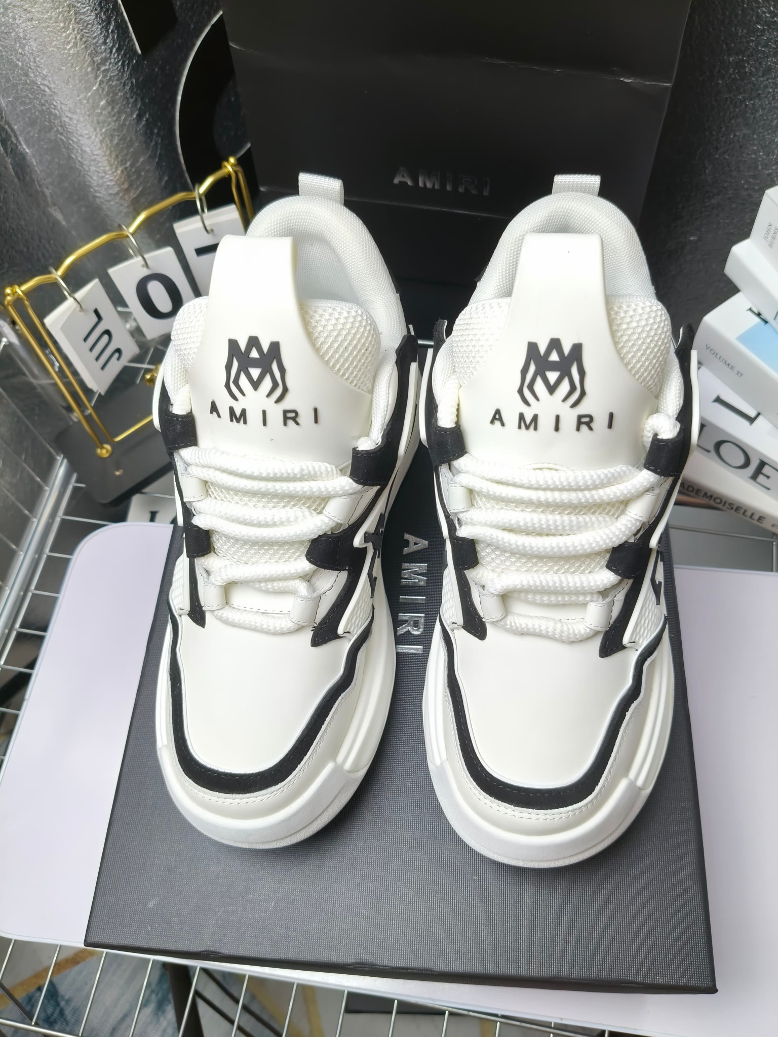 MARNI
埃米尔秋冬新品 
2024SS 新品秋季最新走绣拼色面包休闲运动鞋系列〰
SKEL-TOP 春季新款高街！蔡徐坤吴亦凡中国新说唱歌手小白Gali等网红博主争夺上脚，
细节满满的休闲时尚风 新一代骨头鞋爆款经典升级 超舒适感超级爆！来自洛杉矶的高街潮牌独家爆版，众多明星网红同款，中国新说唱歌手小白Gali 王一博 杨幂等网红博主争夺上脚，1的鞋型侧面立体开模金属标，跟爆火的平起平坐，英气值瞬间颇具几分朋克摇滚味，无不彰显时尚感与街头风…
▪鞋面 ：原版定做牛皮+原版定制透气网
▪内里 ：原版定制透气网
▪大底 ：原版开模TPU组合大底
▪码数 ： 男38-44（38.45.46定制）
p350
