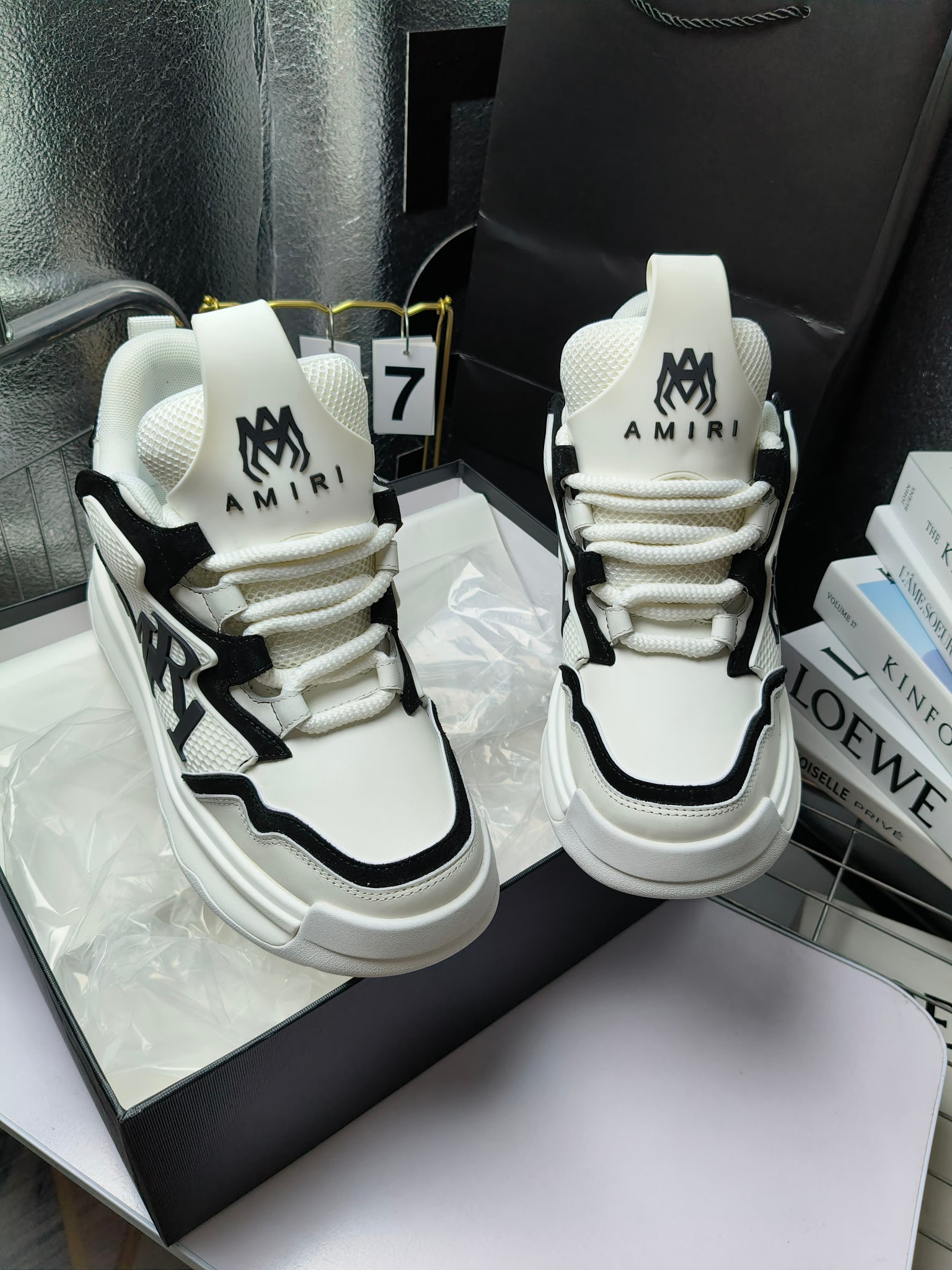 MARNI
埃米尔秋冬新品 
2024SS 新品秋季最新走绣拼色面包休闲运动鞋系列〰
SKEL-TOP 春季新款高街！蔡徐坤吴亦凡中国新说唱歌手小白Gali等网红博主争夺上脚，
细节满满的休闲时尚风 新一代骨头鞋爆款经典升级 超舒适感超级爆！来自洛杉矶的高街潮牌独家爆版，众多明星网红同款，中国新说唱歌手小白Gali 王一博 杨幂等网红博主争夺上脚，1的鞋型侧面立体开模金属标，跟爆火的平起平坐，英气值瞬间颇具几分朋克摇滚味，无不彰显时尚感与街头风…
▪鞋面 ：原版定做牛皮+原版定制透气网
▪内里 ：原版定制透气网
▪大底 ：原版开模TPU组合大底
▪码数 ： 男38-44（38.45.46定制）
p350