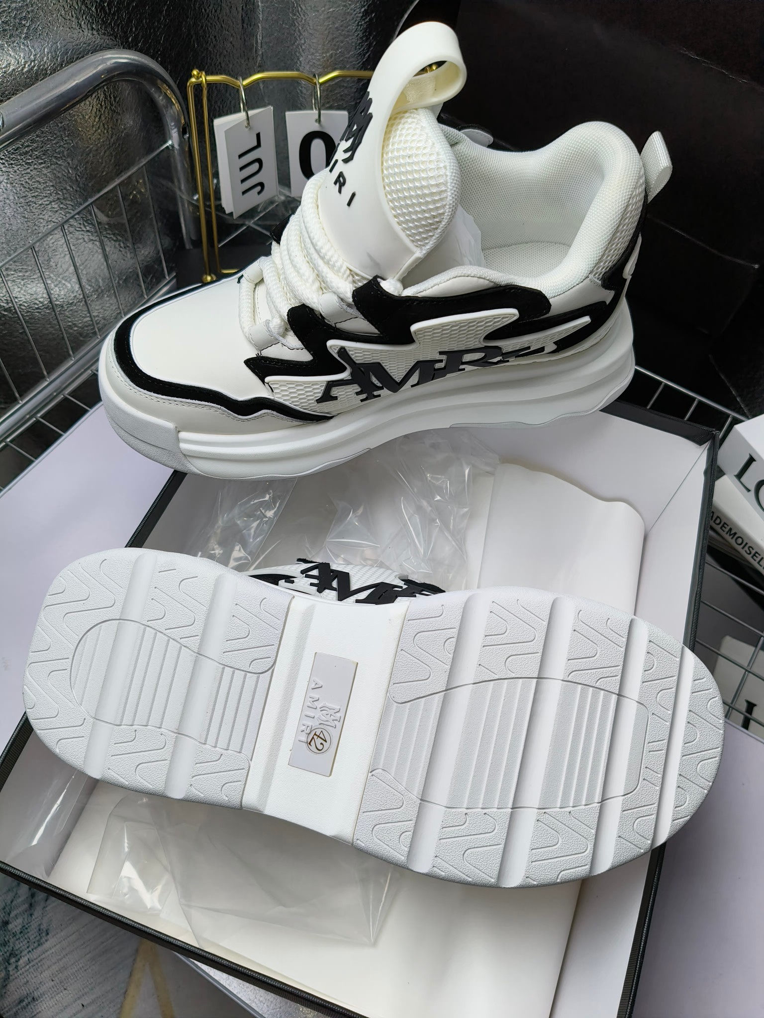 MARNI
埃米尔秋冬新品 
2024SS 新品秋季最新走绣拼色面包休闲运动鞋系列〰
SKEL-TOP 春季新款高街！蔡徐坤吴亦凡中国新说唱歌手小白Gali等网红博主争夺上脚，
细节满满的休闲时尚风 新一代骨头鞋爆款经典升级 超舒适感超级爆！来自洛杉矶的高街潮牌独家爆版，众多明星网红同款，中国新说唱歌手小白Gali 王一博 杨幂等网红博主争夺上脚，1的鞋型侧面立体开模金属标，跟爆火的平起平坐，英气值瞬间颇具几分朋克摇滚味，无不彰显时尚感与街头风…
▪鞋面 ：原版定做牛皮+原版定制透气网
▪内里 ：原版定制透气网
▪大底 ：原版开模TPU组合大底
▪码数 ： 男38-44（38.45.46定制）
p350