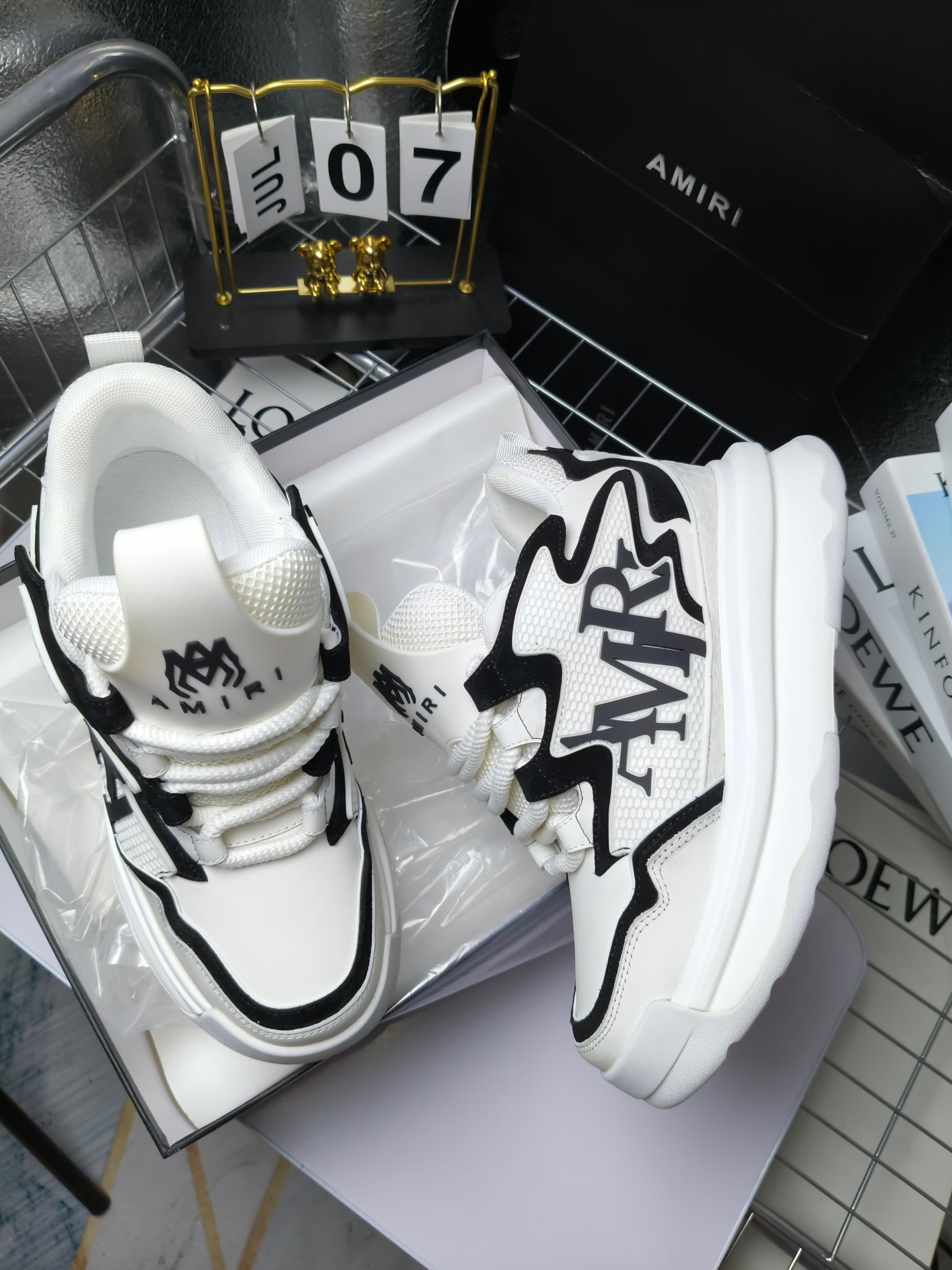 MARNI
埃米尔秋冬新品 
2024SS 新品秋季最新走绣拼色面包休闲运动鞋系列〰
SKEL-TOP 春季新款高街！蔡徐坤吴亦凡中国新说唱歌手小白Gali等网红博主争夺上脚，
细节满满的休闲时尚风 新一代骨头鞋爆款经典升级 超舒适感超级爆！来自洛杉矶的高街潮牌独家爆版，众多明星网红同款，中国新说唱歌手小白Gali 王一博 杨幂等网红博主争夺上脚，1的鞋型侧面立体开模金属标，跟爆火的平起平坐，英气值瞬间颇具几分朋克摇滚味，无不彰显时尚感与街头风…
▪鞋面 ：原版定做牛皮+原版定制透气网
▪内里 ：原版定制透气网
▪大底 ：原版开模TPU组合大底
▪码数 ： 男38-44（38.45.46定制）
p350