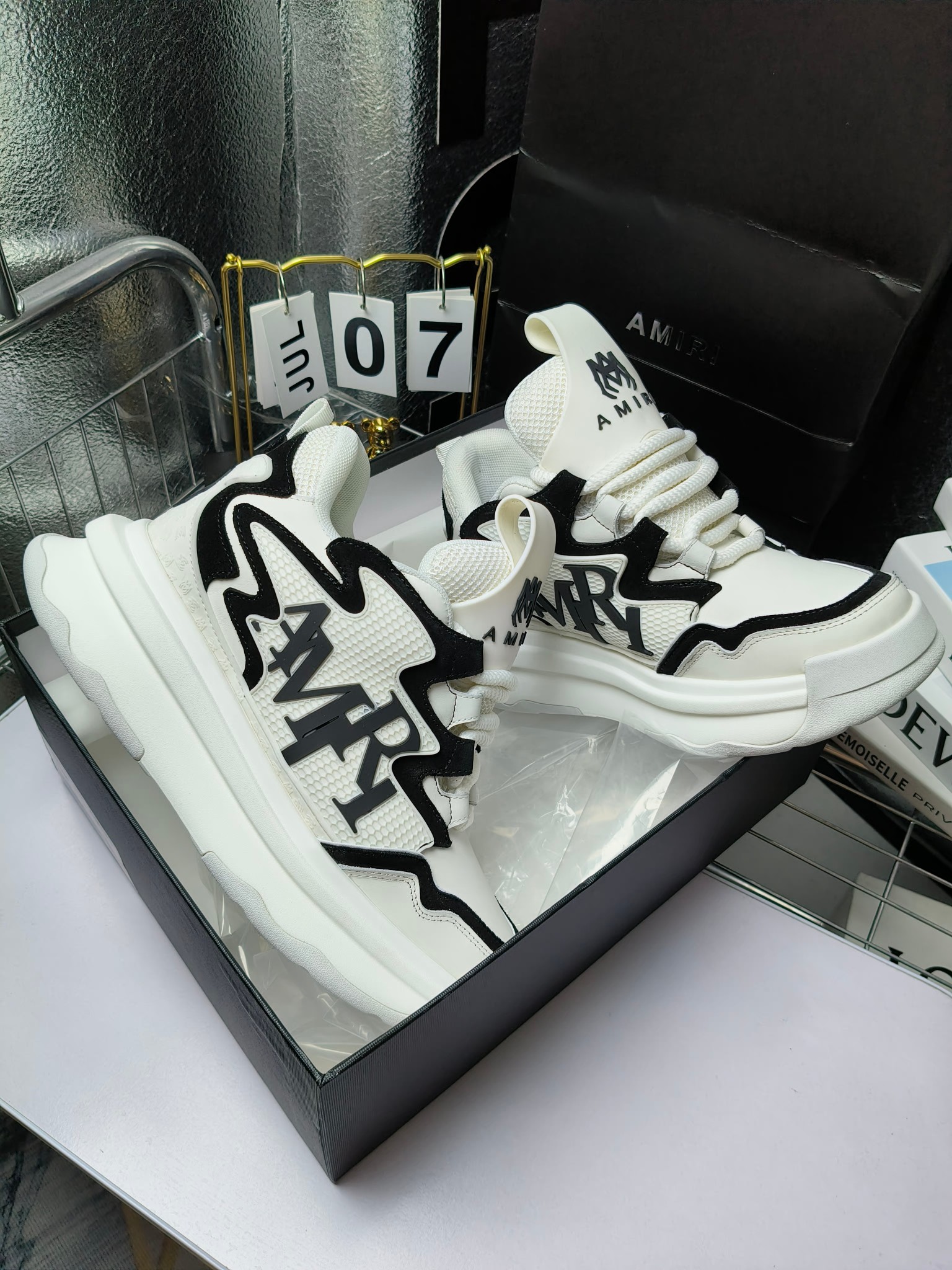MARNI
埃米尔秋冬新品 
2024SS 新品秋季最新走绣拼色面包休闲运动鞋系列〰
SKEL-TOP 春季新款高街！蔡徐坤吴亦凡中国新说唱歌手小白Gali等网红博主争夺上脚，
细节满满的休闲时尚风 新一代骨头鞋爆款经典升级 超舒适感超级爆！来自洛杉矶的高街潮牌独家爆版，众多明星网红同款，中国新说唱歌手小白Gali 王一博 杨幂等网红博主争夺上脚，1的鞋型侧面立体开模金属标，跟爆火的平起平坐，英气值瞬间颇具几分朋克摇滚味，无不彰显时尚感与街头风…
▪鞋面 ：原版定做牛皮+原版定制透气网
▪内里 ：原版定制透气网
▪大底 ：原版开模TPU组合大底
▪码数 ： 男38-44（38.45.46定制）
p350