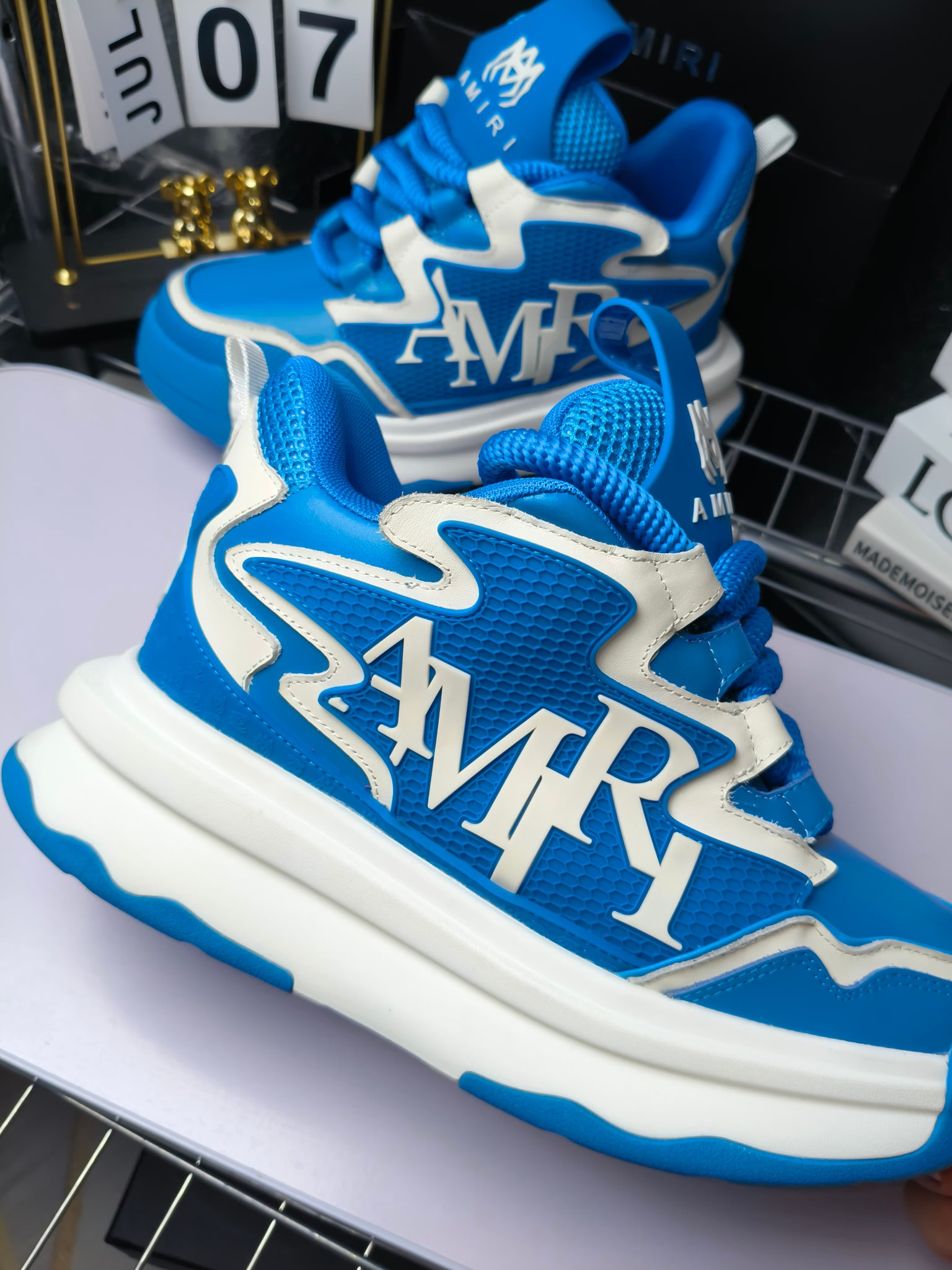 MARNI
埃米尔秋冬新品
2024SS 新品秋季最新走绣拼色面包休闲运动鞋系列〰
SKEL-TOP 春季新款高街!蔡徐坤吴亦凡中国新说唱歌手小白Gali等网红博主争夺上脚,
细节满满的休闲时尚风 新一代骨头鞋爆款经典升级 超舒适感超级爆!来自洛杉矶的高街潮牌独家爆版,众多明星网红同款,中国新说唱歌手小白Gali 王一博 杨幂等网红博主争夺上脚,1的鞋型侧面立体开模金属标,跟爆火的平起平坐,英气值瞬间颇具几分朋克摇滚味,无不彰显时尚感与街头风…
▪鞋面 :原版定做牛皮+原版定制透气网
▪内里 :原版定制透气网
▪大底 :原版开模TPU组合大底
▪码数 : 男38-44(38.45.46定制)
p350
