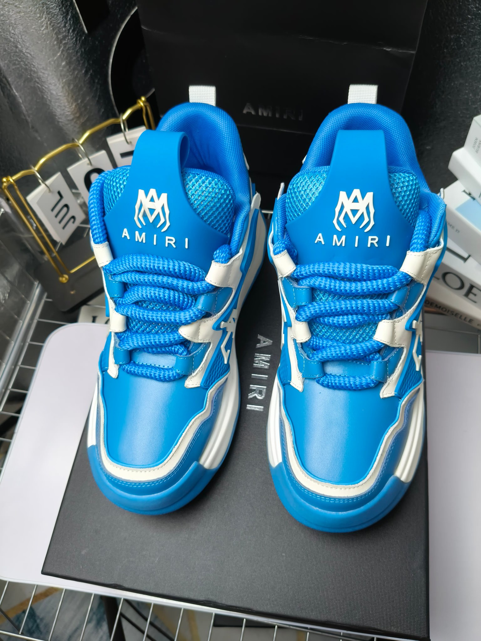 MARNI
埃米尔秋冬新品
2024SS 新品秋季最新走绣拼色面包休闲运动鞋系列〰
SKEL-TOP 春季新款高街!蔡徐坤吴亦凡中国新说唱歌手小白Gali等网红博主争夺上脚,
细节满满的休闲时尚风 新一代骨头鞋爆款经典升级 超舒适感超级爆!来自洛杉矶的高街潮牌独家爆版,众多明星网红同款,中国新说唱歌手小白Gali 王一博 杨幂等网红博主争夺上脚,1的鞋型侧面立体开模金属标,跟爆火的平起平坐,英气值瞬间颇具几分朋克摇滚味,无不彰显时尚感与街头风…
▪鞋面 :原版定做牛皮+原版定制透气网
▪内里 :原版定制透气网
▪大底 :原版开模TPU组合大底
▪码数 : 男38-44(38.45.46定制)
p350