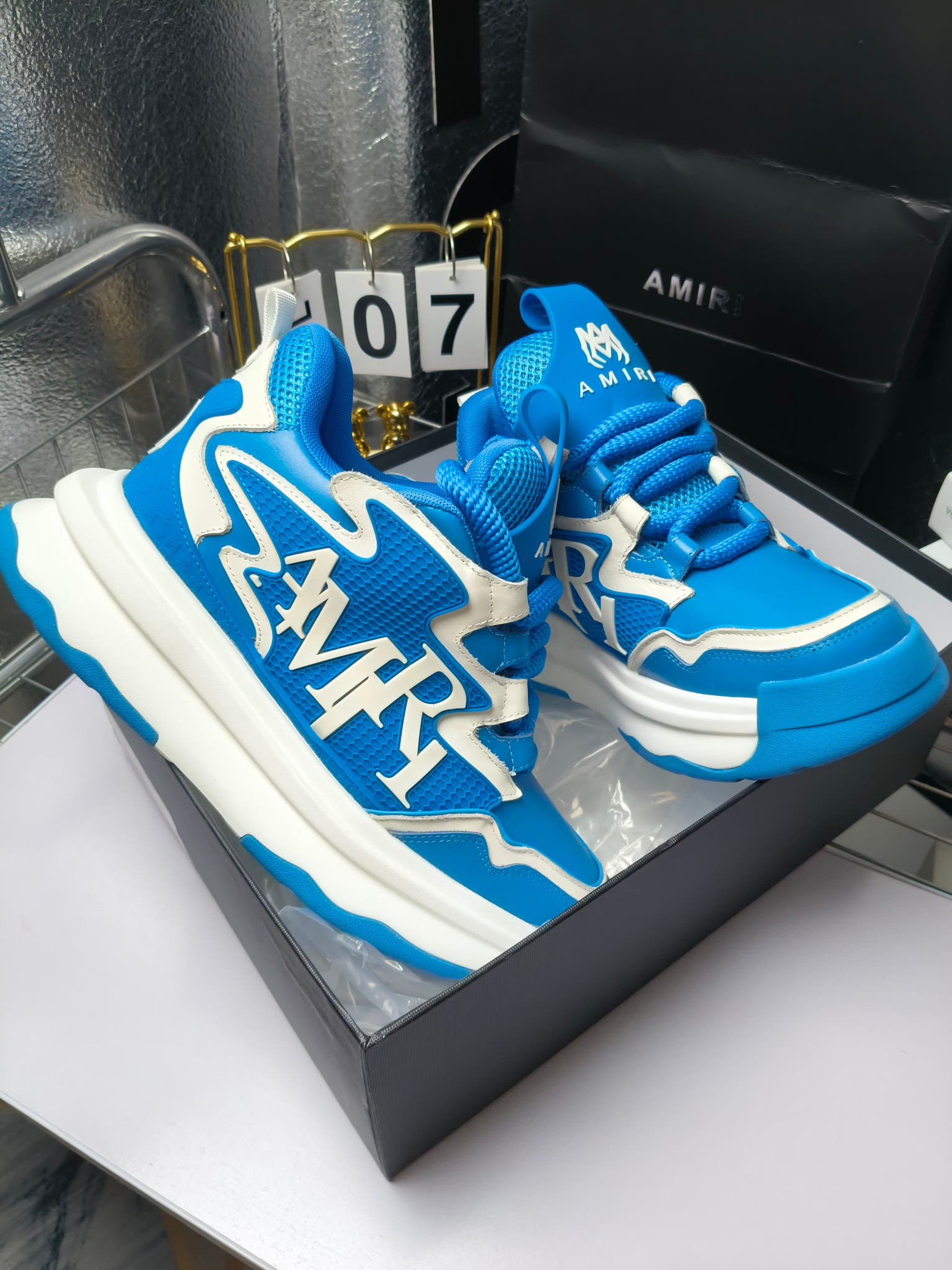 MARNI
埃米尔秋冬新品
2024SS 新品秋季最新走绣拼色面包休闲运动鞋系列〰
SKEL-TOP 春季新款高街!蔡徐坤吴亦凡中国新说唱歌手小白Gali等网红博主争夺上脚,
细节满满的休闲时尚风 新一代骨头鞋爆款经典升级 超舒适感超级爆!来自洛杉矶的高街潮牌独家爆版,众多明星网红同款,中国新说唱歌手小白Gali 王一博 杨幂等网红博主争夺上脚,1的鞋型侧面立体开模金属标,跟爆火的平起平坐,英气值瞬间颇具几分朋克摇滚味,无不彰显时尚感与街头风…
▪鞋面 :原版定做牛皮+原版定制透气网
▪内里 :原版定制透气网
▪大底 :原版开模TPU组合大底
▪码数 : 男38-44(38.45.46定制)
p350