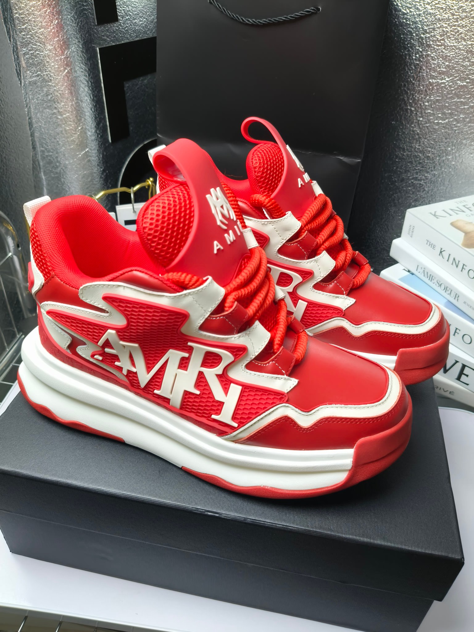 MARNI
埃米尔秋冬新品
2024SS 新品秋季最新走绣拼色面包休闲运动鞋系列〰
SKEL-TOP 春季新款高街!蔡徐坤吴亦凡中国新说唱歌手小白Gali等网红博主争夺上脚,
细节满满的休闲时尚风 新一代骨头鞋爆款经典升级 超舒适感超级爆!来自洛杉矶的高街潮牌独家爆版,众多明星网红同款,中国新说唱歌手小白Gali 王一博 杨幂等网红博主争夺上脚,1的鞋型侧面立体开模金属标,跟爆火的平起平坐,英气值瞬间颇具几分朋克摇滚味,无不彰显时尚感与街头风…
▪鞋面 :原版定做牛皮+原版定制透气网
▪内里 :原版定制透气网
▪大底 :原版开模TPU组合大底
▪码数 : 男38-44(38.45.46定制)
p350