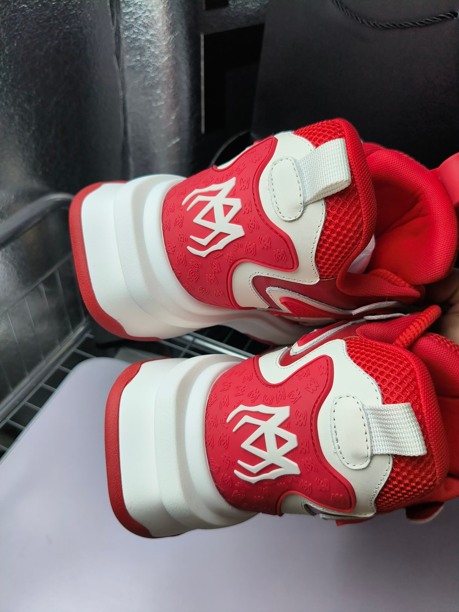 MARNI
埃米尔秋冬新品
2024SS 新品秋季最新走绣拼色面包休闲运动鞋系列〰
SKEL-TOP 春季新款高街!蔡徐坤吴亦凡中国新说唱歌手小白Gali等网红博主争夺上脚,
细节满满的休闲时尚风 新一代骨头鞋爆款经典升级 超舒适感超级爆!来自洛杉矶的高街潮牌独家爆版,众多明星网红同款,中国新说唱歌手小白Gali 王一博 杨幂等网红博主争夺上脚,1的鞋型侧面立体开模金属标,跟爆火的平起平坐,英气值瞬间颇具几分朋克摇滚味,无不彰显时尚感与街头风…
▪鞋面 :原版定做牛皮+原版定制透气网
▪内里 :原版定制透气网
▪大底 :原版开模TPU组合大底
▪码数 : 男38-44(38.45.46定制)
p350