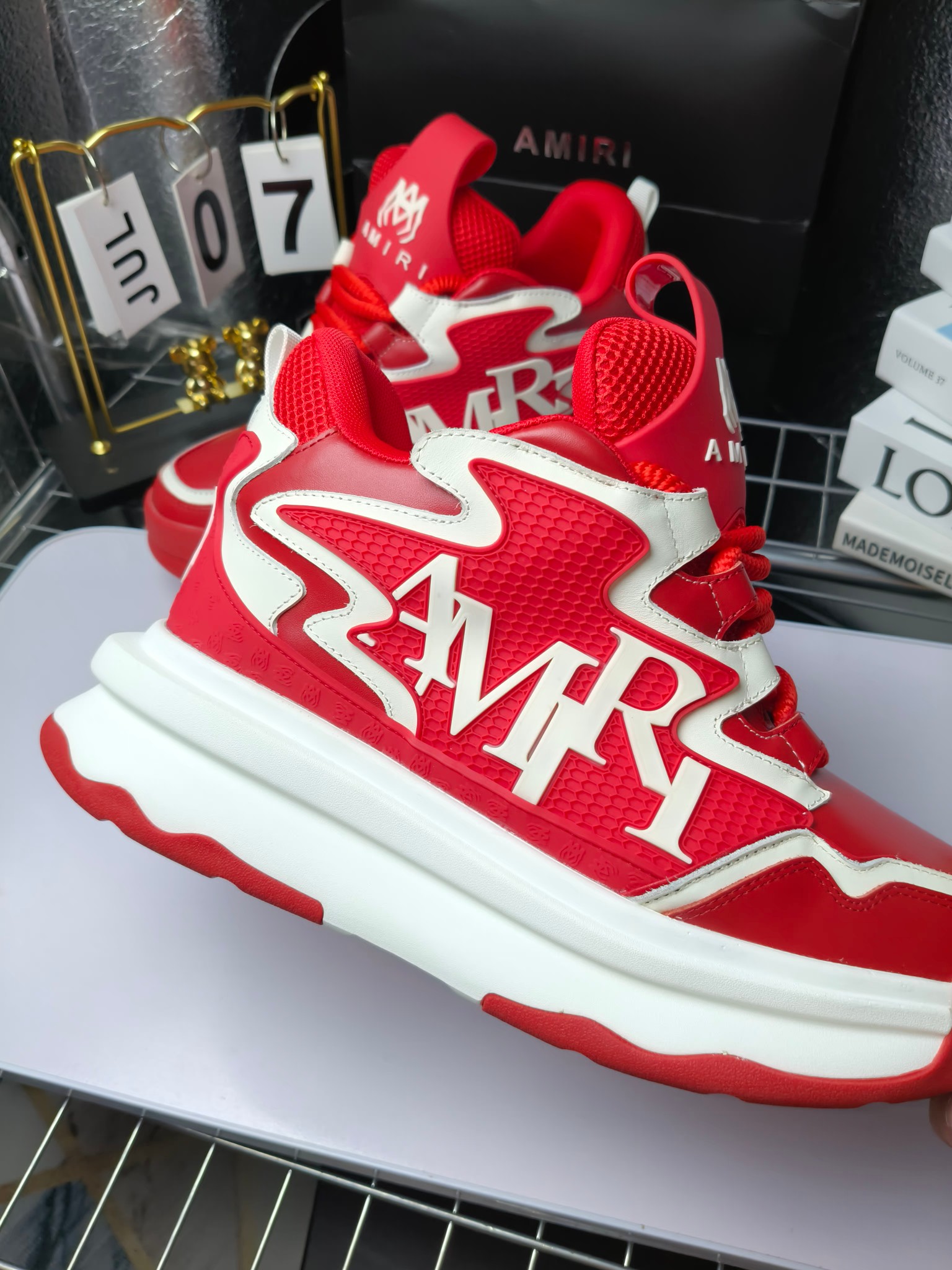 MARNI
埃米尔秋冬新品
2024SS 新品秋季最新走绣拼色面包休闲运动鞋系列〰
SKEL-TOP 春季新款高街!蔡徐坤吴亦凡中国新说唱歌手小白Gali等网红博主争夺上脚,
细节满满的休闲时尚风 新一代骨头鞋爆款经典升级 超舒适感超级爆!来自洛杉矶的高街潮牌独家爆版,众多明星网红同款,中国新说唱歌手小白Gali 王一博 杨幂等网红博主争夺上脚,1的鞋型侧面立体开模金属标,跟爆火的平起平坐,英气值瞬间颇具几分朋克摇滚味,无不彰显时尚感与街头风…
▪鞋面 :原版定做牛皮+原版定制透气网
▪内里 :原版定制透气网
▪大底 :原版开模TPU组合大底
▪码数 : 男38-44(38.45.46定制)
p350