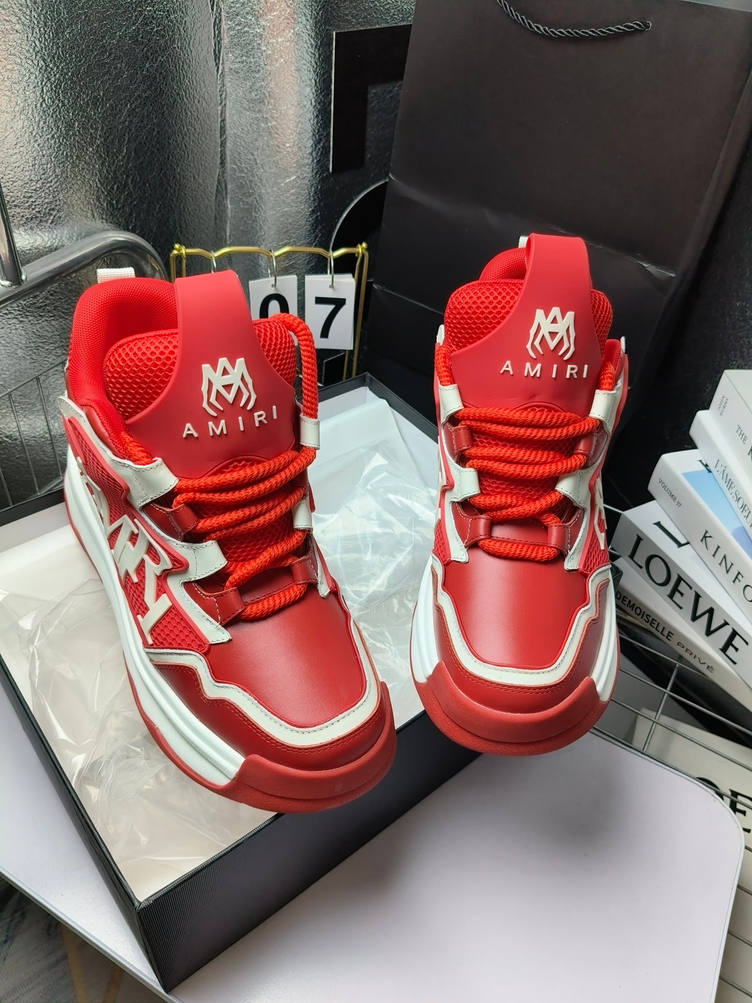 MARNI
埃米尔秋冬新品
2024SS 新品秋季最新走绣拼色面包休闲运动鞋系列〰
SKEL-TOP 春季新款高街!蔡徐坤吴亦凡中国新说唱歌手小白Gali等网红博主争夺上脚,
细节满满的休闲时尚风 新一代骨头鞋爆款经典升级 超舒适感超级爆!来自洛杉矶的高街潮牌独家爆版,众多明星网红同款,中国新说唱歌手小白Gali 王一博 杨幂等网红博主争夺上脚,1的鞋型侧面立体开模金属标,跟爆火的平起平坐,英气值瞬间颇具几分朋克摇滚味,无不彰显时尚感与街头风…
▪鞋面 :原版定做牛皮+原版定制透气网
▪内里 :原版定制透气网
▪大底 :原版开模TPU组合大底
▪码数 : 男38-44(38.45.46定制)
p350