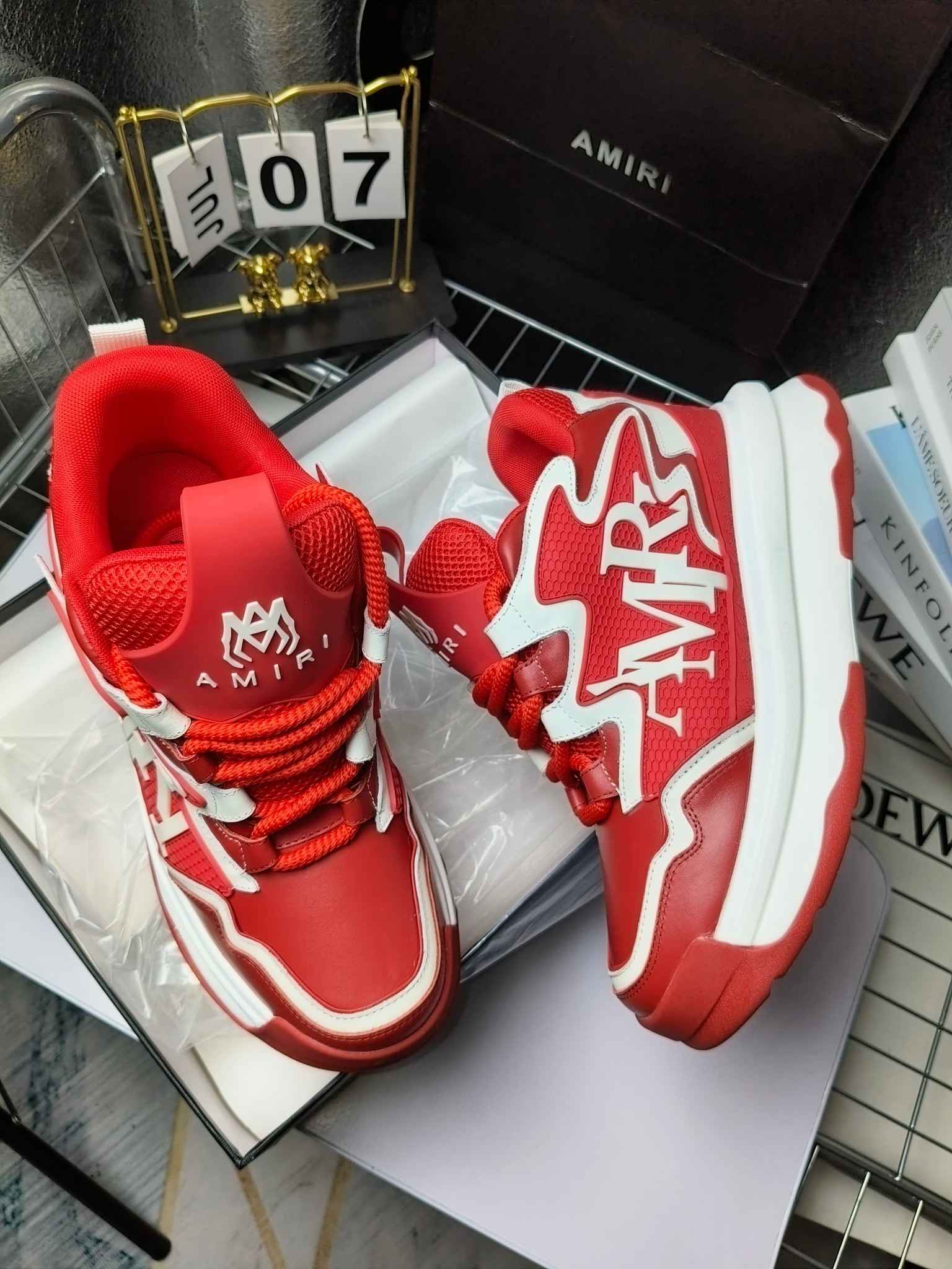 MARNI
埃米尔秋冬新品
2024SS 新品秋季最新走绣拼色面包休闲运动鞋系列〰
SKEL-TOP 春季新款高街!蔡徐坤吴亦凡中国新说唱歌手小白Gali等网红博主争夺上脚,
细节满满的休闲时尚风 新一代骨头鞋爆款经典升级 超舒适感超级爆!来自洛杉矶的高街潮牌独家爆版,众多明星网红同款,中国新说唱歌手小白Gali 王一博 杨幂等网红博主争夺上脚,1的鞋型侧面立体开模金属标,跟爆火的平起平坐,英气值瞬间颇具几分朋克摇滚味,无不彰显时尚感与街头风…
▪鞋面 :原版定做牛皮+原版定制透气网
▪内里 :原版定制透气网
▪大底 :原版开模TPU组合大底
▪码数 : 男38-44(38.45.46定制)
p350