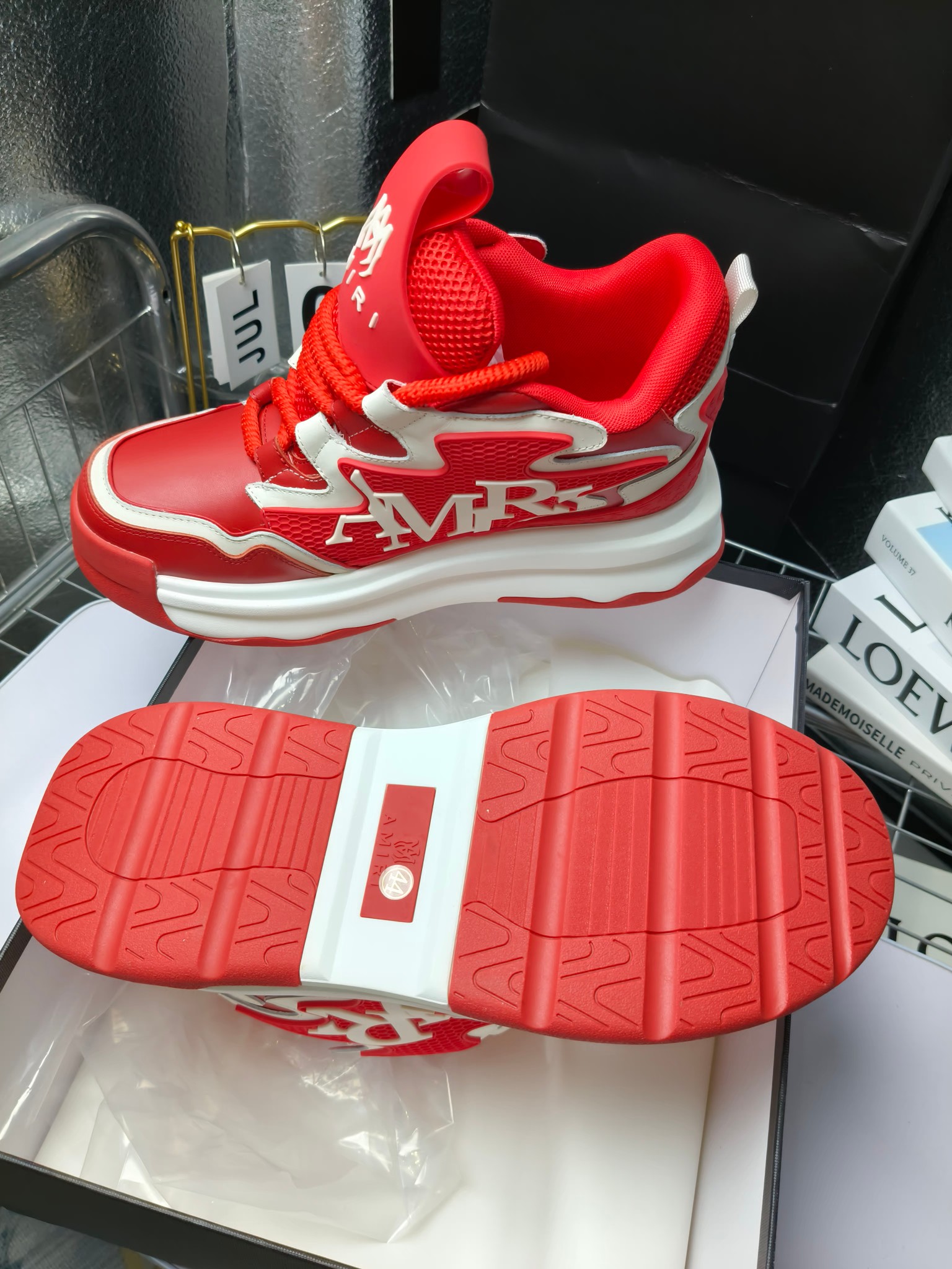 MARNI
埃米尔秋冬新品
2024SS 新品秋季最新走绣拼色面包休闲运动鞋系列〰
SKEL-TOP 春季新款高街!蔡徐坤吴亦凡中国新说唱歌手小白Gali等网红博主争夺上脚,
细节满满的休闲时尚风 新一代骨头鞋爆款经典升级 超舒适感超级爆!来自洛杉矶的高街潮牌独家爆版,众多明星网红同款,中国新说唱歌手小白Gali 王一博 杨幂等网红博主争夺上脚,1的鞋型侧面立体开模金属标,跟爆火的平起平坐,英气值瞬间颇具几分朋克摇滚味,无不彰显时尚感与街头风…
▪鞋面 :原版定做牛皮+原版定制透气网
▪内里 :原版定制透气网
▪大底 :原版开模TPU组合大底
▪码数 : 男38-44(38.45.46定制)
p350