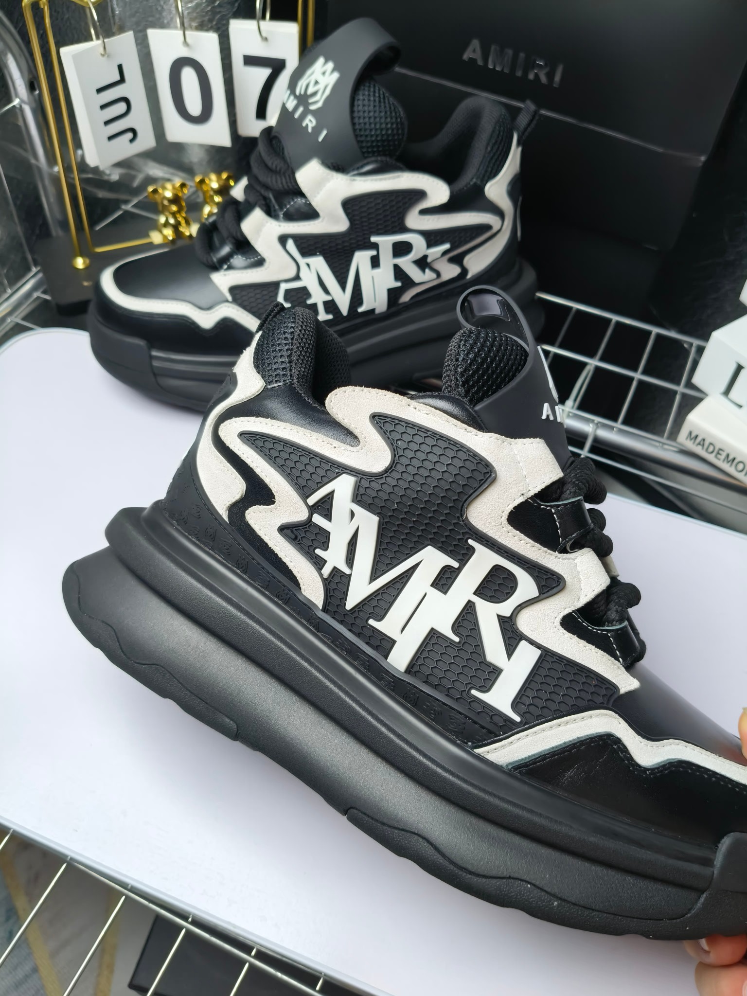 MARNI
埃米尔秋冬新品
2024SS 新品秋季最新走绣拼色面包休闲运动鞋系列〰
SKEL-TOP 春季新款高街!蔡徐坤吴亦凡中国新说唱歌手小白Gali等网红博主争夺上脚,
细节满满的休闲时尚风 新一代骨头鞋爆款经典升级 超舒适感超级爆!来自洛杉矶的高街潮牌独家爆版,众多明星网红同款,中国新说唱歌手小白Gali 王一博 杨幂等网红博主争夺上脚,1的鞋型侧面立体开模金属标,跟爆火的平起平坐,英气值瞬间颇具几分朋克摇滚味,无不彰显时尚感与街头风…
▪鞋面 :原版定做牛皮+原版定制透气网
▪内里 :原版定制透气网
▪大底 :原版开模TPU组合大底
▪码数 : 男38-44(38.45.46定制)
p350