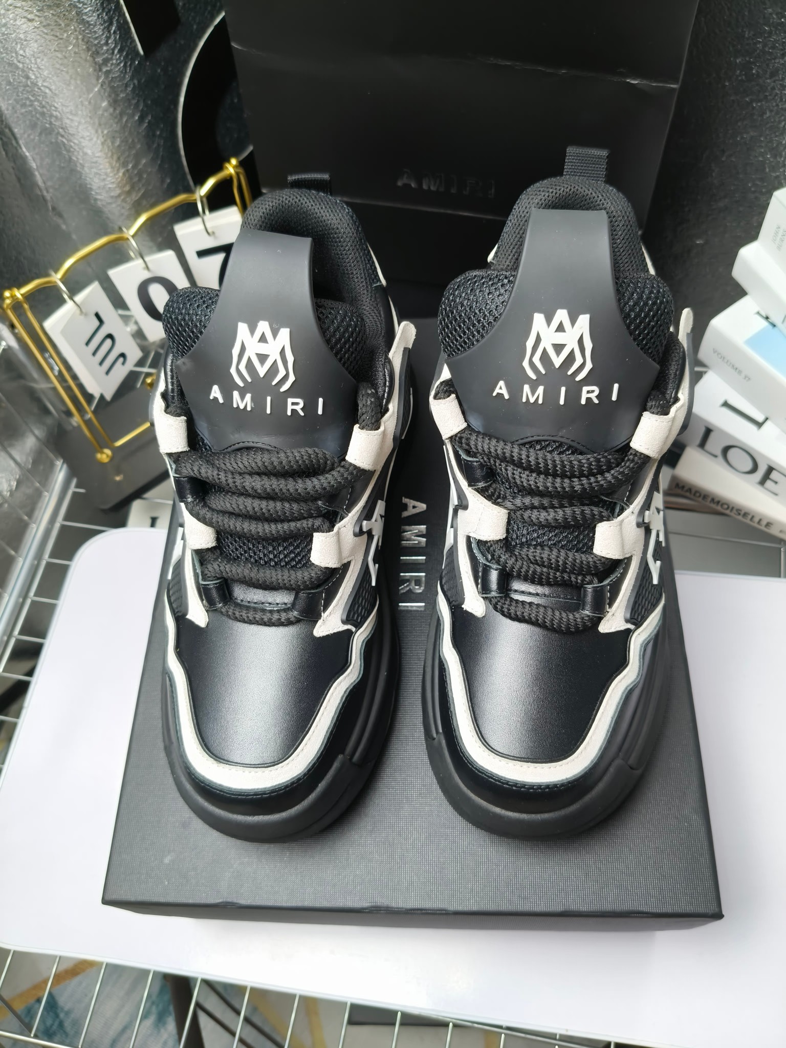 MARNI
埃米尔秋冬新品
2024SS 新品秋季最新走绣拼色面包休闲运动鞋系列〰
SKEL-TOP 春季新款高街!蔡徐坤吴亦凡中国新说唱歌手小白Gali等网红博主争夺上脚,
细节满满的休闲时尚风 新一代骨头鞋爆款经典升级 超舒适感超级爆!来自洛杉矶的高街潮牌独家爆版,众多明星网红同款,中国新说唱歌手小白Gali 王一博 杨幂等网红博主争夺上脚,1的鞋型侧面立体开模金属标,跟爆火的平起平坐,英气值瞬间颇具几分朋克摇滚味,无不彰显时尚感与街头风…
▪鞋面 :原版定做牛皮+原版定制透气网
▪内里 :原版定制透气网
▪大底 :原版开模TPU组合大底
▪码数 : 男38-44(38.45.46定制)
p350
