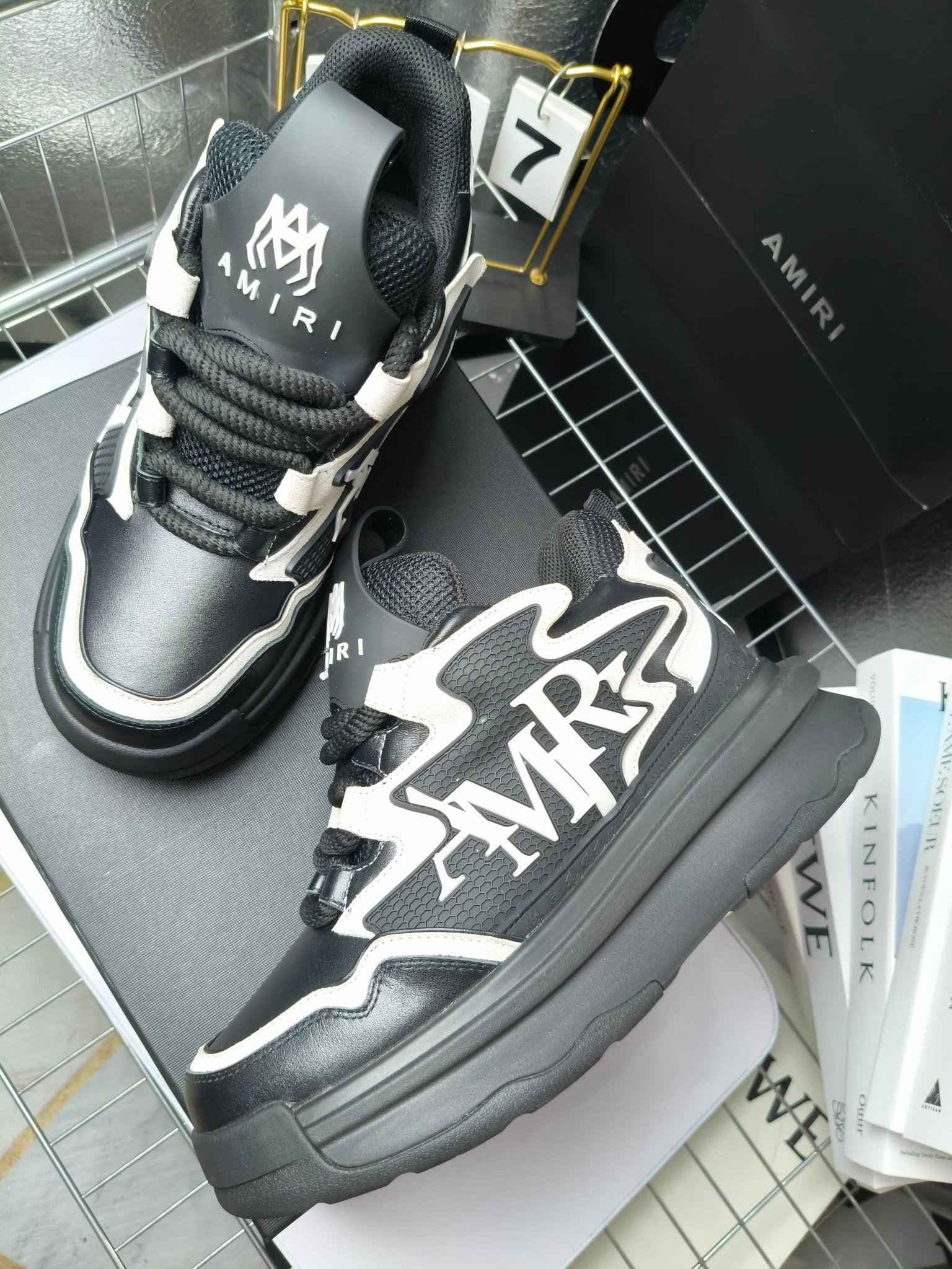 MARNI
埃米尔秋冬新品
2024SS 新品秋季最新走绣拼色面包休闲运动鞋系列〰
SKEL-TOP 春季新款高街!蔡徐坤吴亦凡中国新说唱歌手小白Gali等网红博主争夺上脚,
细节满满的休闲时尚风 新一代骨头鞋爆款经典升级 超舒适感超级爆!来自洛杉矶的高街潮牌独家爆版,众多明星网红同款,中国新说唱歌手小白Gali 王一博 杨幂等网红博主争夺上脚,1的鞋型侧面立体开模金属标,跟爆火的平起平坐,英气值瞬间颇具几分朋克摇滚味,无不彰显时尚感与街头风…
▪鞋面 :原版定做牛皮+原版定制透气网
▪内里 :原版定制透气网
▪大底 :原版开模TPU组合大底
▪码数 : 男38-44(38.45.46定制)
p350