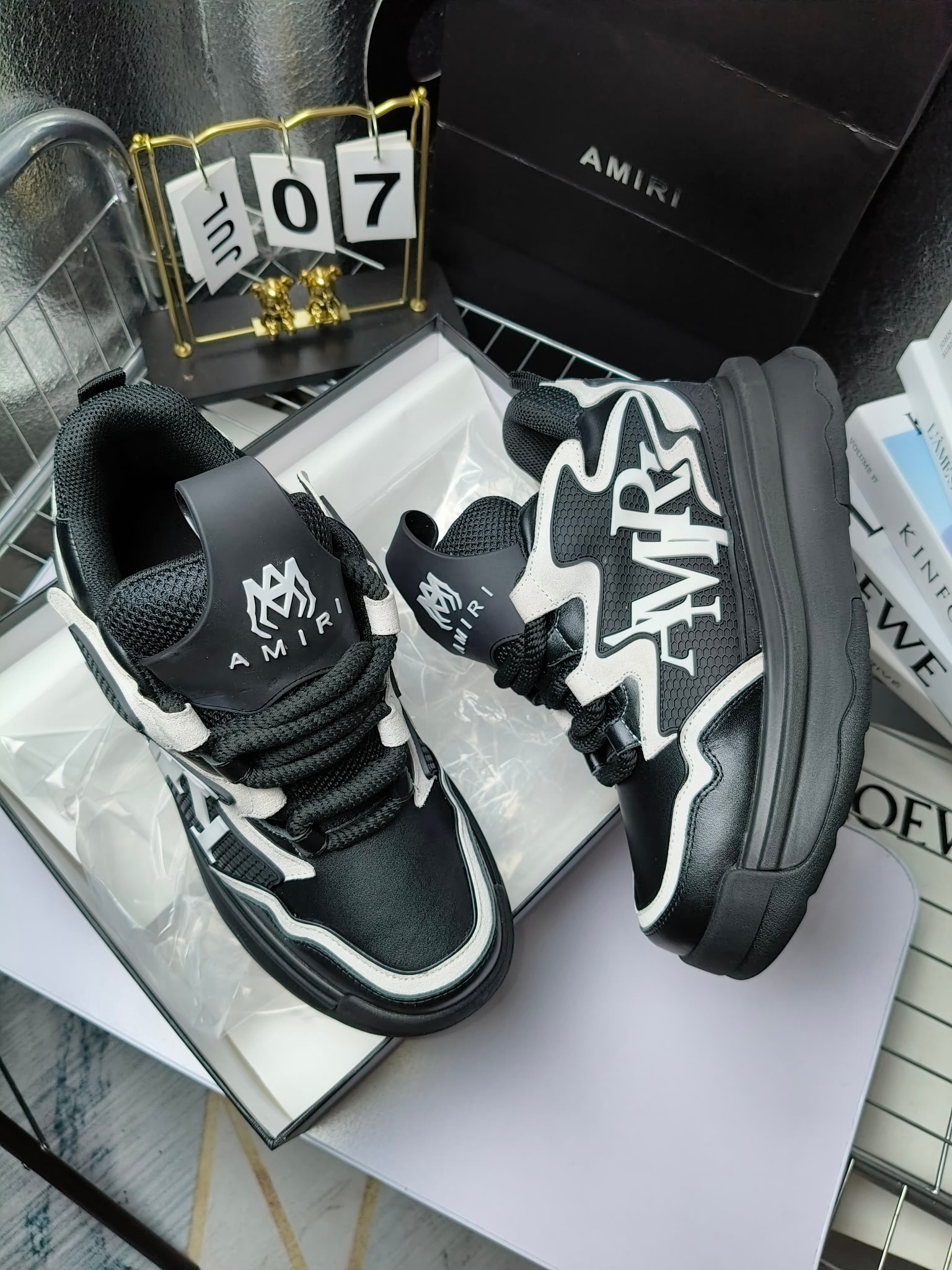 MARNI
埃米尔秋冬新品
2024SS 新品秋季最新走绣拼色面包休闲运动鞋系列〰
SKEL-TOP 春季新款高街!蔡徐坤吴亦凡中国新说唱歌手小白Gali等网红博主争夺上脚,
细节满满的休闲时尚风 新一代骨头鞋爆款经典升级 超舒适感超级爆!来自洛杉矶的高街潮牌独家爆版,众多明星网红同款,中国新说唱歌手小白Gali 王一博 杨幂等网红博主争夺上脚,1的鞋型侧面立体开模金属标,跟爆火的平起平坐,英气值瞬间颇具几分朋克摇滚味,无不彰显时尚感与街头风…
▪鞋面 :原版定做牛皮+原版定制透气网
▪内里 :原版定制透气网
▪大底 :原版开模TPU组合大底
▪码数 : 男38-44(38.45.46定制)
p350