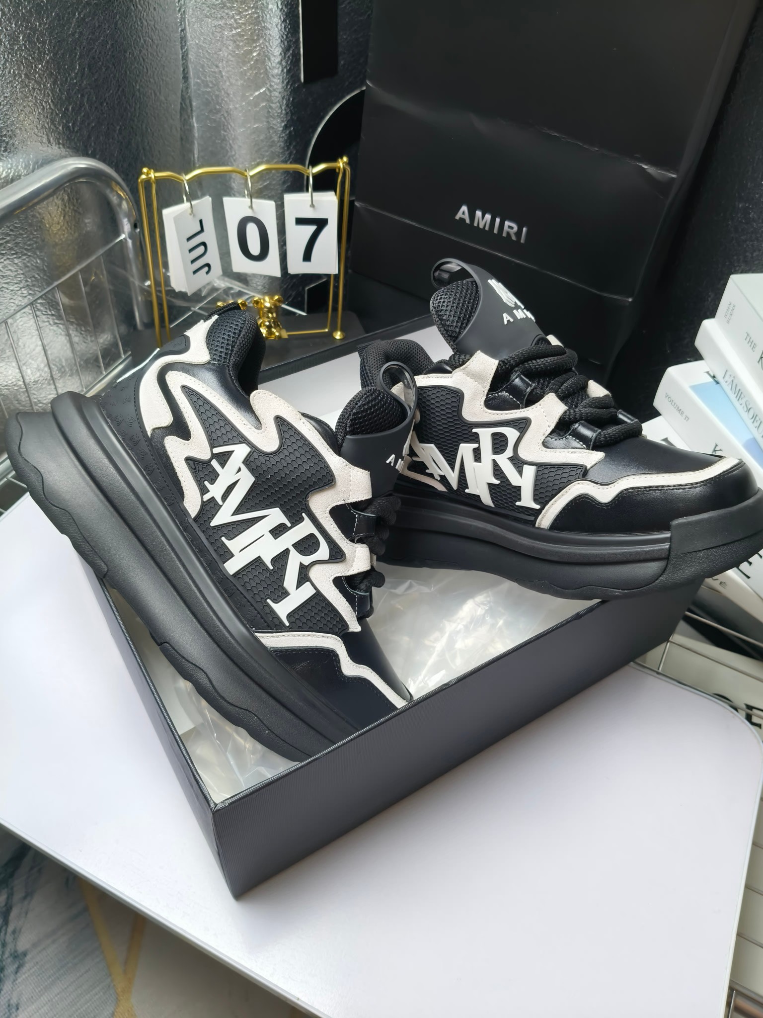 MARNI
埃米尔秋冬新品
2024SS 新品秋季最新走绣拼色面包休闲运动鞋系列〰
SKEL-TOP 春季新款高街!蔡徐坤吴亦凡中国新说唱歌手小白Gali等网红博主争夺上脚,
细节满满的休闲时尚风 新一代骨头鞋爆款经典升级 超舒适感超级爆!来自洛杉矶的高街潮牌独家爆版,众多明星网红同款,中国新说唱歌手小白Gali 王一博 杨幂等网红博主争夺上脚,1的鞋型侧面立体开模金属标,跟爆火的平起平坐,英气值瞬间颇具几分朋克摇滚味,无不彰显时尚感与街头风…
▪鞋面 :原版定做牛皮+原版定制透气网
▪内里 :原版定制透气网
▪大底 :原版开模TPU组合大底
▪码数 : 男38-44(38.45.46定制)
p350