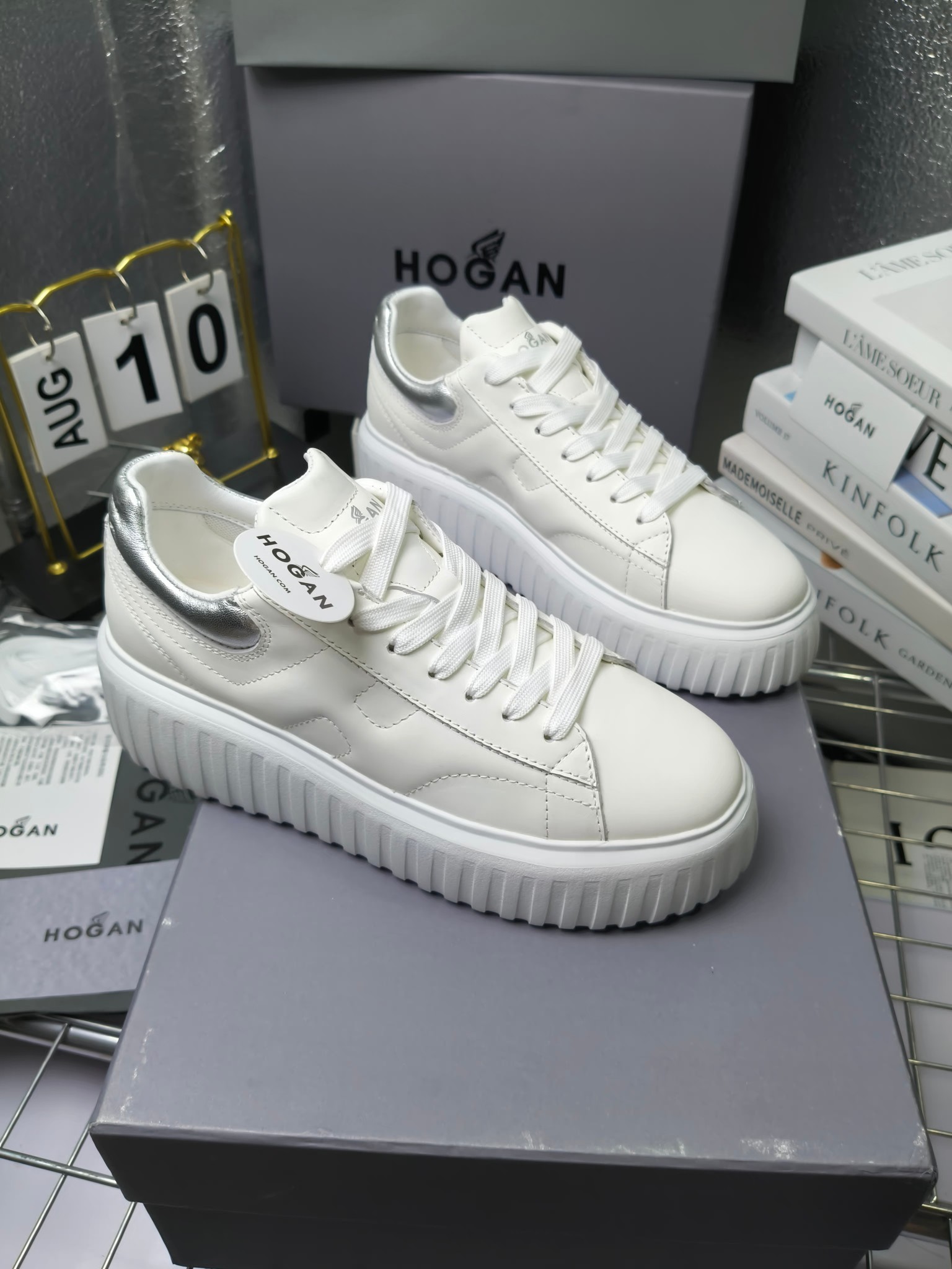 Hogan
最新饼干鞋，厚底鞋，飞艇鞋，情侣款男女同款⚠️
小红书打卡款~~~增高6cm（泰酷辣）
情侣款，Hogan H-Stripes饼干🍪鞋系列以轻便的防滑鞋底独具一格，款式运动风十足，百搭时尚。鞋底设有竖式条纹。
鞋面为柔软的纳帕皮革，侧边饰以延伸至后跟的H字母。鞋口嵌边设计，后跟设有柔软填充。记忆泡沫内底缓震舒适，温柔包裹双脚
码数：35-45
拿货240套码大小订单220