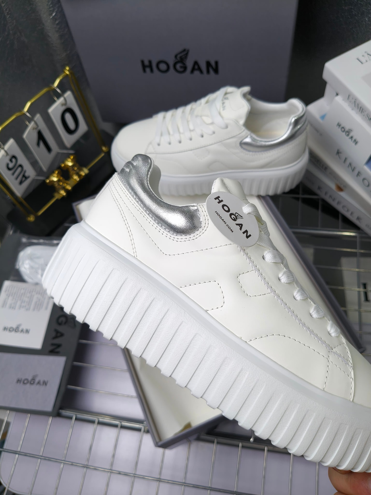Hogan
最新饼干鞋，厚底鞋，飞艇鞋，情侣款男女同款⚠️
小红书打卡款~~~增高6cm（泰酷辣）
情侣款，Hogan H-Stripes饼干🍪鞋系列以轻便的防滑鞋底独具一格，款式运动风十足，百搭时尚。鞋底设有竖式条纹。
鞋面为柔软的纳帕皮革，侧边饰以延伸至后跟的H字母。鞋口嵌边设计，后跟设有柔软填充。记忆泡沫内底缓震舒适，温柔包裹双脚
码数：35-45
拿货240套码大小订单220