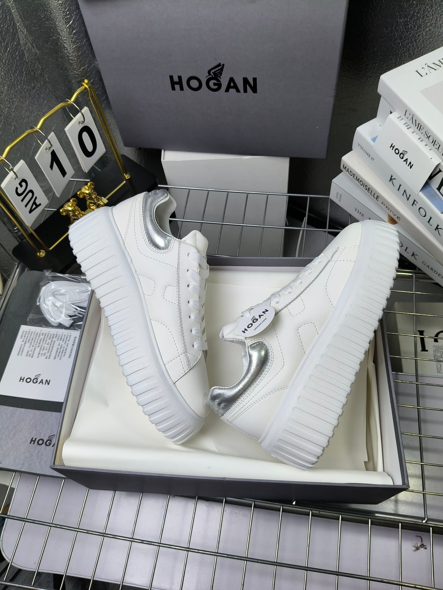 Hogan
最新饼干鞋，厚底鞋，飞艇鞋，情侣款男女同款⚠️
小红书打卡款~~~增高6cm（泰酷辣）
情侣款，Hogan H-Stripes饼干🍪鞋系列以轻便的防滑鞋底独具一格，款式运动风十足，百搭时尚。鞋底设有竖式条纹。
鞋面为柔软的纳帕皮革，侧边饰以延伸至后跟的H字母。鞋口嵌边设计，后跟设有柔软填充。记忆泡沫内底缓震舒适，温柔包裹双脚
码数：35-45
拿货240套码大小订单220