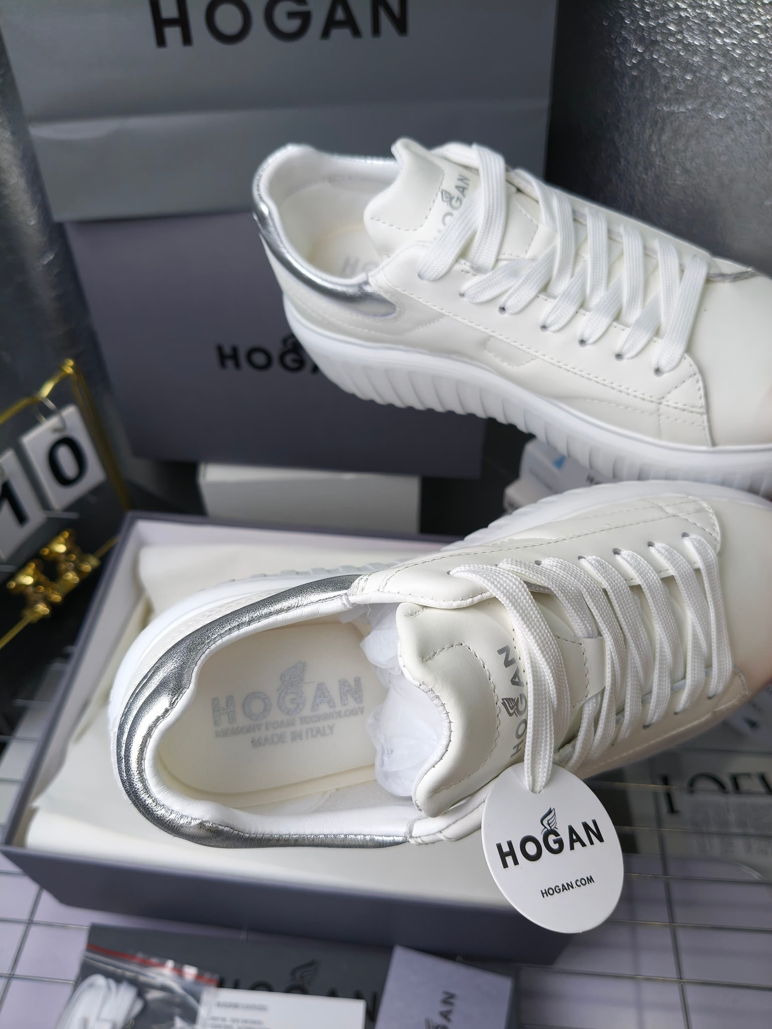 Hogan
最新饼干鞋，厚底鞋，飞艇鞋，情侣款男女同款⚠️
小红书打卡款~~~增高6cm（泰酷辣）
情侣款，Hogan H-Stripes饼干🍪鞋系列以轻便的防滑鞋底独具一格，款式运动风十足，百搭时尚。鞋底设有竖式条纹。
鞋面为柔软的纳帕皮革，侧边饰以延伸至后跟的H字母。鞋口嵌边设计，后跟设有柔软填充。记忆泡沫内底缓震舒适，温柔包裹双脚
码数：35-45
拿货240套码大小订单220