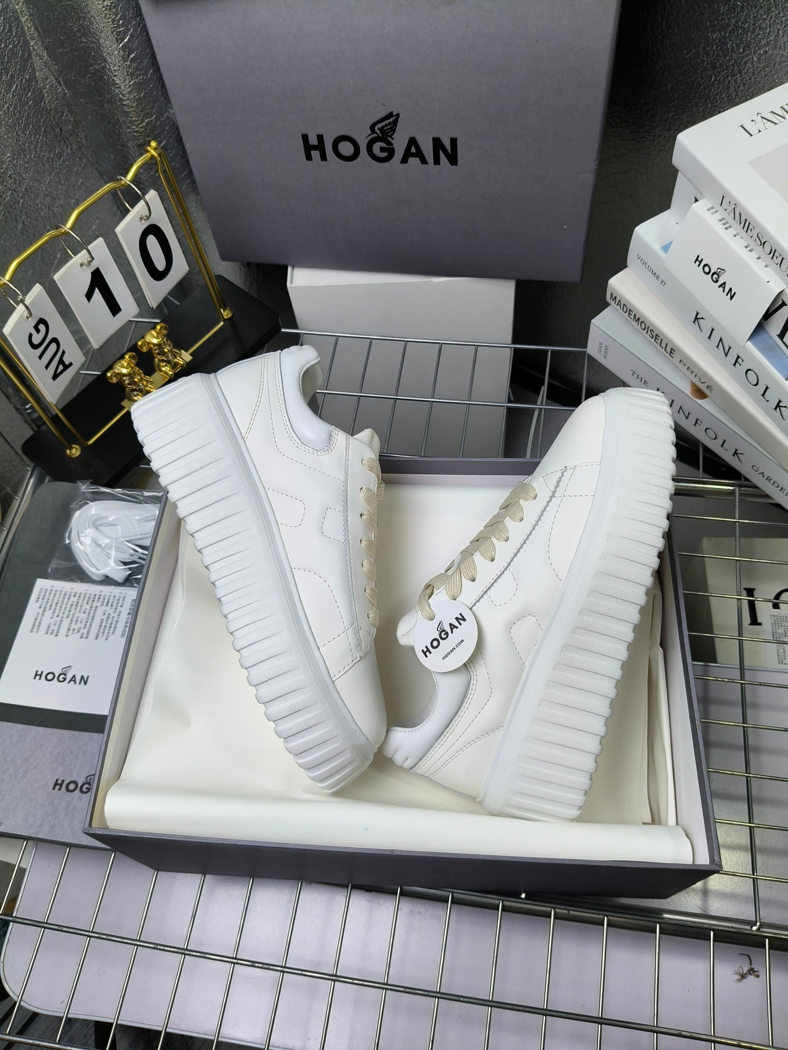 Hogan
最新饼干鞋,厚底鞋,飞艇鞋,情侣款男女同款⚠️
小红书打卡款~~~增高6cm(泰酷辣)
情侣款,Hogan H-Stripes饼干🍪鞋系列以轻便的防滑鞋底独具一格,款式运动风十足,百搭时尚。鞋底设有竖式条纹。
鞋面为柔软的纳帕皮革,侧边饰以延伸至后跟的H字母。鞋口嵌边设计,后跟设有柔软填充。记忆泡沫内底缓震舒适,温柔包裹双脚
码数:35-45
拿货240套码大小订单220