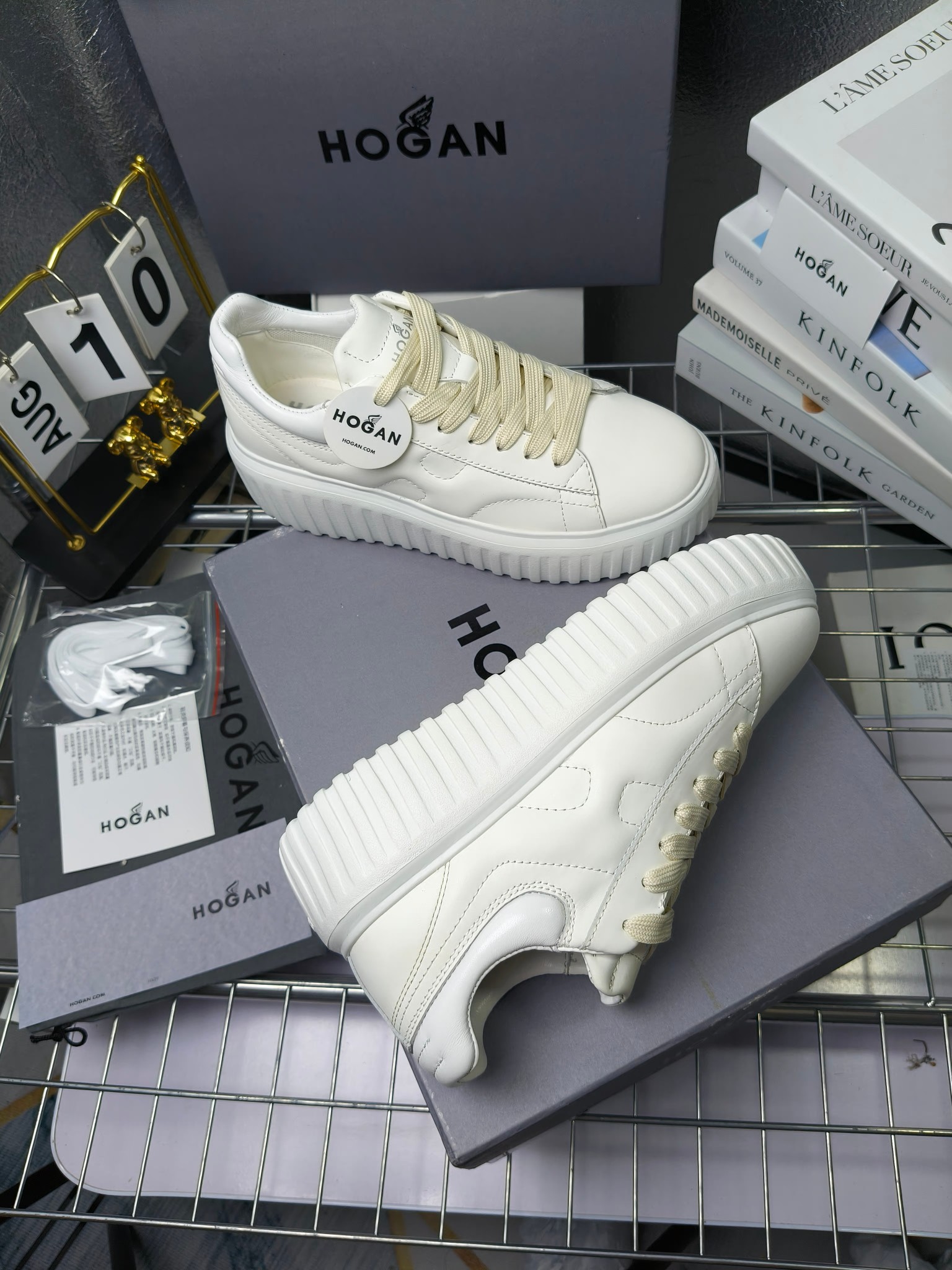 Hogan
最新饼干鞋,厚底鞋,飞艇鞋,情侣款男女同款⚠️
小红书打卡款~~~增高6cm(泰酷辣)
情侣款,Hogan H-Stripes饼干🍪鞋系列以轻便的防滑鞋底独具一格,款式运动风十足,百搭时尚。鞋底设有竖式条纹。
鞋面为柔软的纳帕皮革,侧边饰以延伸至后跟的H字母。鞋口嵌边设计,后跟设有柔软填充。记忆泡沫内底缓震舒适,温柔包裹双脚
码数:35-45
拿货240套码大小订单220