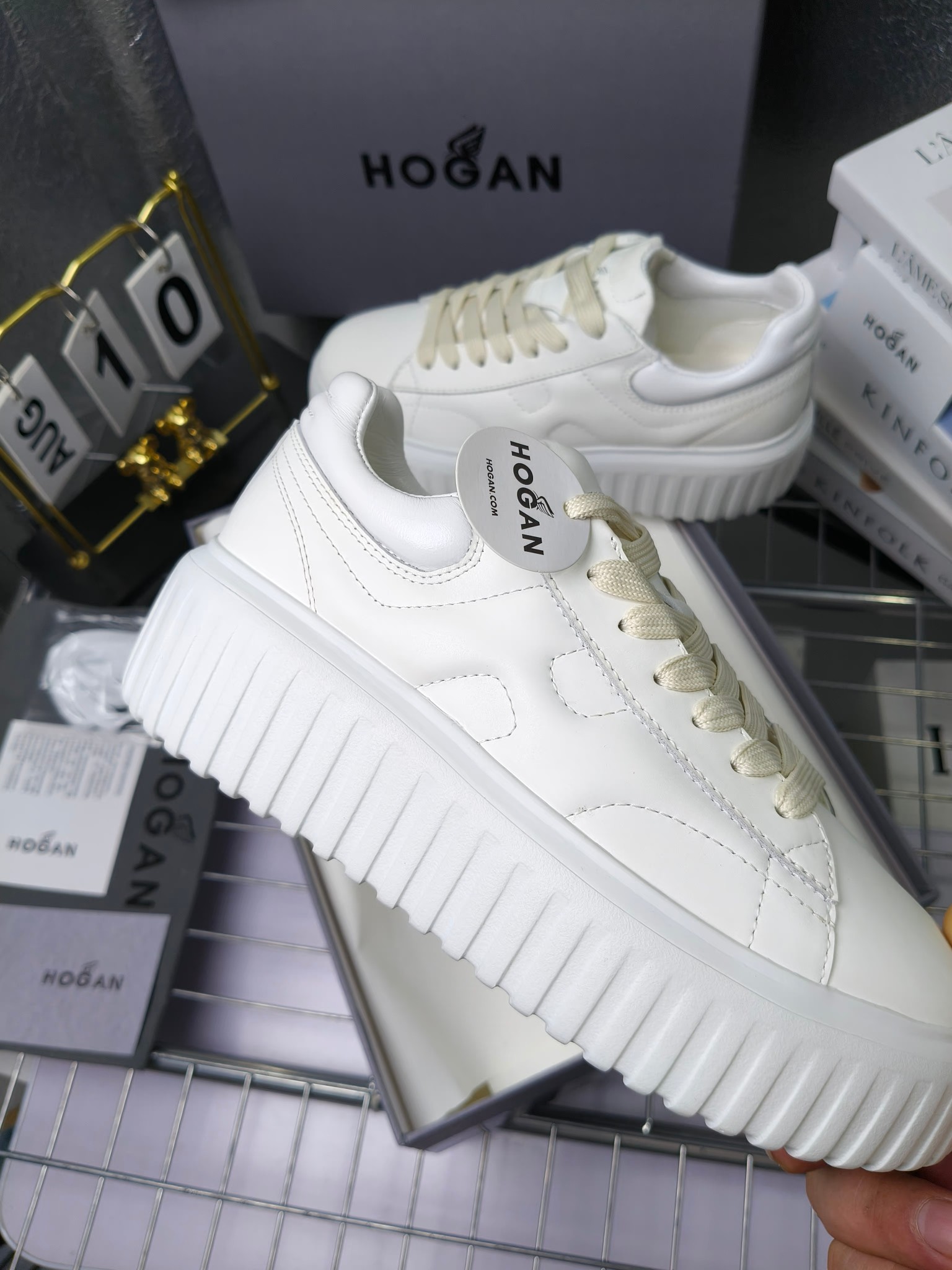 Hogan
最新饼干鞋,厚底鞋,飞艇鞋,情侣款男女同款⚠️
小红书打卡款~~~增高6cm(泰酷辣)
情侣款,Hogan H-Stripes饼干🍪鞋系列以轻便的防滑鞋底独具一格,款式运动风十足,百搭时尚。鞋底设有竖式条纹。
鞋面为柔软的纳帕皮革,侧边饰以延伸至后跟的H字母。鞋口嵌边设计,后跟设有柔软填充。记忆泡沫内底缓震舒适,温柔包裹双脚
码数:35-45
拿货240套码大小订单220