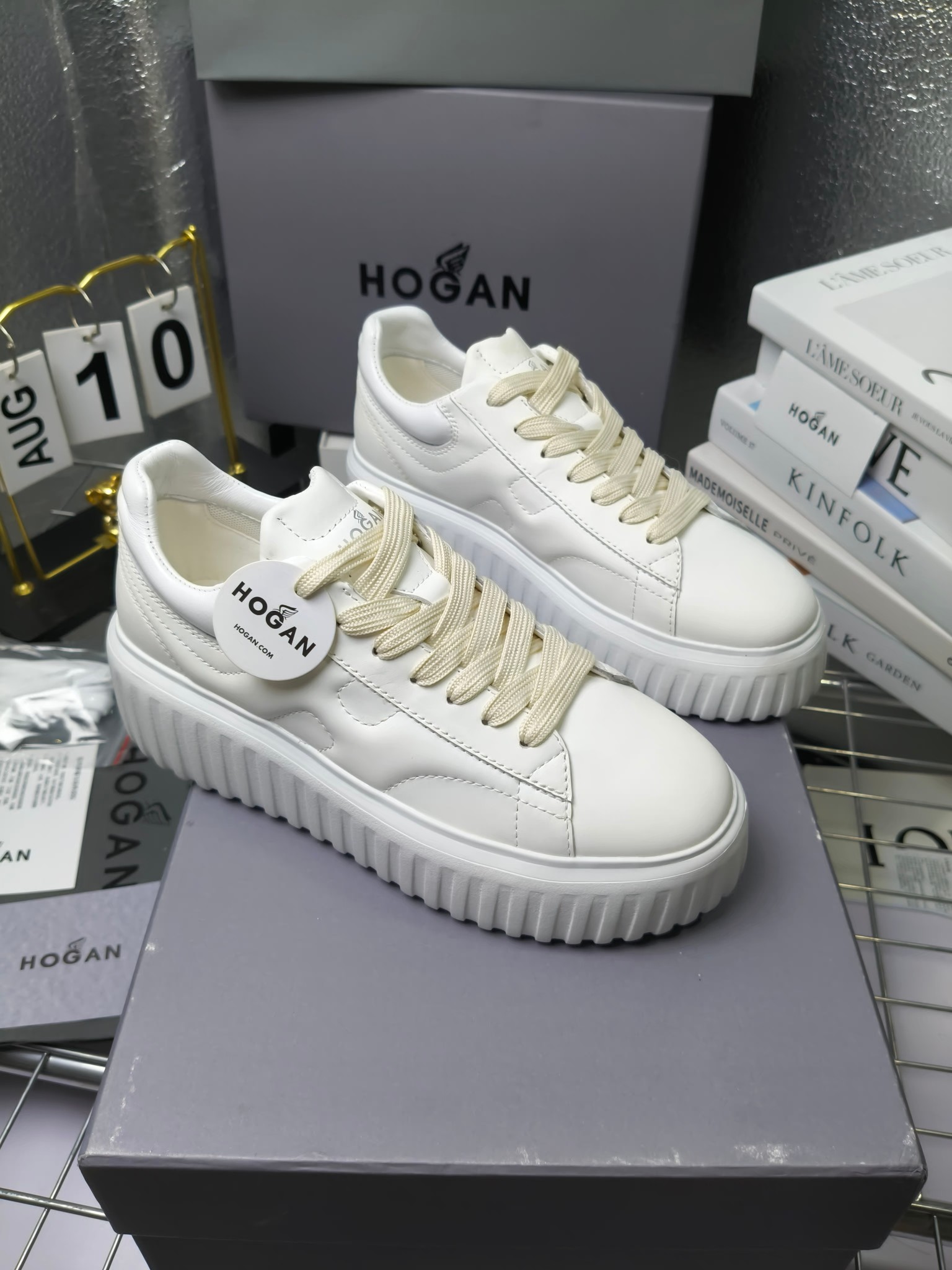Hogan
最新饼干鞋,厚底鞋,飞艇鞋,情侣款男女同款⚠️
小红书打卡款~~~增高6cm(泰酷辣)
情侣款,Hogan H-Stripes饼干🍪鞋系列以轻便的防滑鞋底独具一格,款式运动风十足,百搭时尚。鞋底设有竖式条纹。
鞋面为柔软的纳帕皮革,侧边饰以延伸至后跟的H字母。鞋口嵌边设计,后跟设有柔软填充。记忆泡沫内底缓震舒适,温柔包裹双脚
码数:35-45
拿货240套码大小订单220