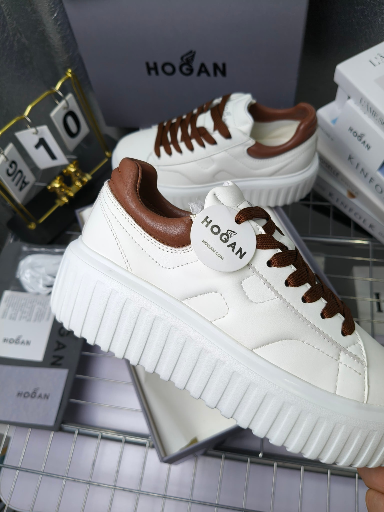 Hogan
最新饼干鞋,厚底鞋,飞艇鞋,情侣款男女同款⚠️
小红书打卡款~~~增高6cm(泰酷辣)
情侣款,Hogan H-Stripes饼干🍪鞋系列以轻便的防滑鞋底独具一格,款式运动风十足,百搭时尚。鞋底设有竖式条纹。
鞋面为柔软的纳帕皮革,侧边饰以延伸至后跟的H字母。鞋口嵌边设计,后跟设有柔软填充。记忆泡沫内底缓震舒适,温柔包裹双脚
码数:35-45
拿货240套码大小订单220
