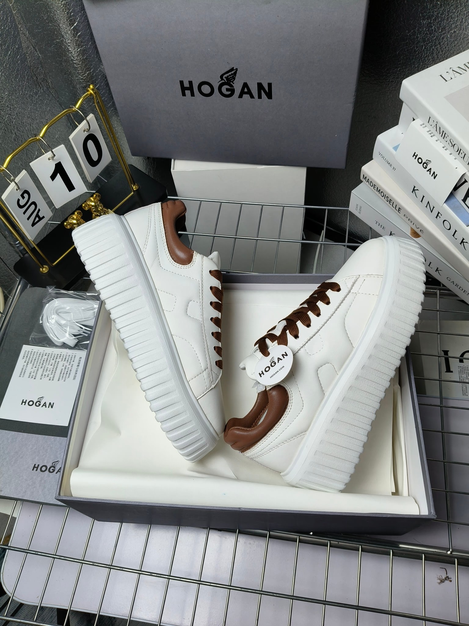 Hogan
最新饼干鞋,厚底鞋,飞艇鞋,情侣款男女同款⚠️
小红书打卡款~~~增高6cm(泰酷辣)
情侣款,Hogan H-Stripes饼干🍪鞋系列以轻便的防滑鞋底独具一格,款式运动风十足,百搭时尚。鞋底设有竖式条纹。
鞋面为柔软的纳帕皮革,侧边饰以延伸至后跟的H字母。鞋口嵌边设计,后跟设有柔软填充。记忆泡沫内底缓震舒适,温柔包裹双脚
码数:35-45
拿货240套码大小订单220