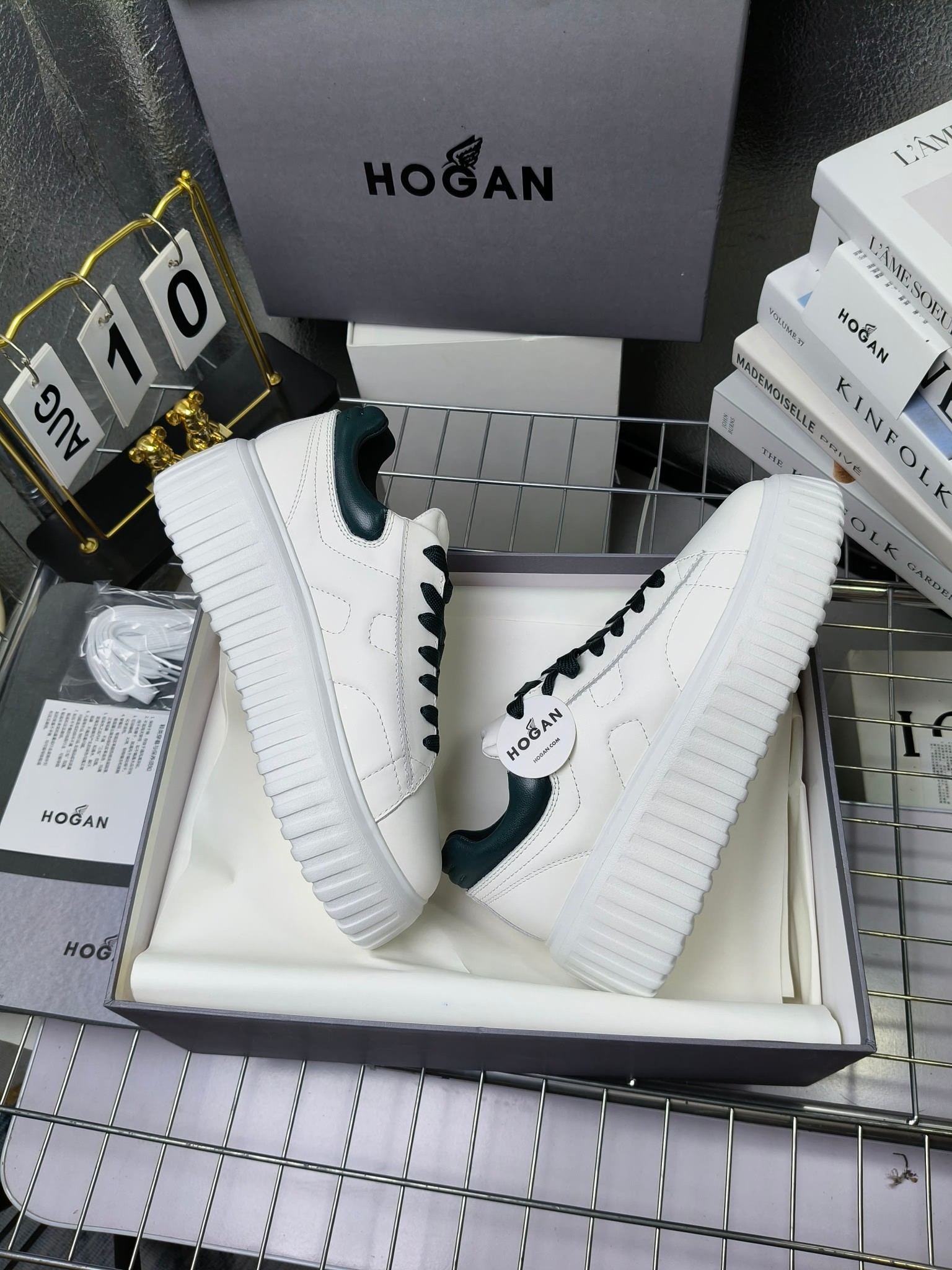 Hogan
最新饼干鞋,厚底鞋,飞艇鞋,情侣款男女同款⚠️
小红书打卡款~~~增高6cm(泰酷辣)
情侣款,Hogan H-Stripes饼干🍪鞋系列以轻便的防滑鞋底独具一格,款式运动风十足,百搭时尚。鞋底设有竖式条纹。
鞋面为柔软的纳帕皮革,侧边饰以延伸至后跟的H字母。鞋口嵌边设计,后跟设有柔软填充。记忆泡沫内底缓震舒适,温柔包裹双脚
码数:35-45
拿货240套码大小订单220
