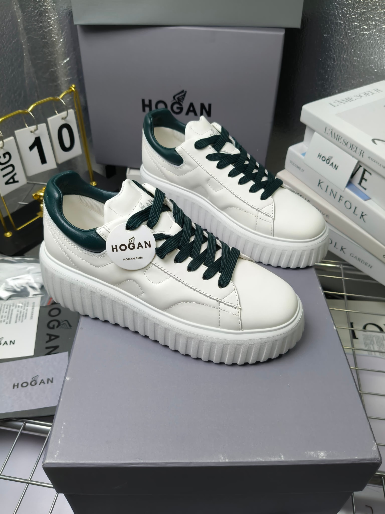 Hogan
最新饼干鞋,厚底鞋,飞艇鞋,情侣款男女同款⚠️
小红书打卡款~~~增高6cm(泰酷辣)
情侣款,Hogan H-Stripes饼干🍪鞋系列以轻便的防滑鞋底独具一格,款式运动风十足,百搭时尚。鞋底设有竖式条纹。
鞋面为柔软的纳帕皮革,侧边饰以延伸至后跟的H字母。鞋口嵌边设计,后跟设有柔软填充。记忆泡沫内底缓震舒适,温柔包裹双脚
码数:35-45
拿货240套码大小订单220