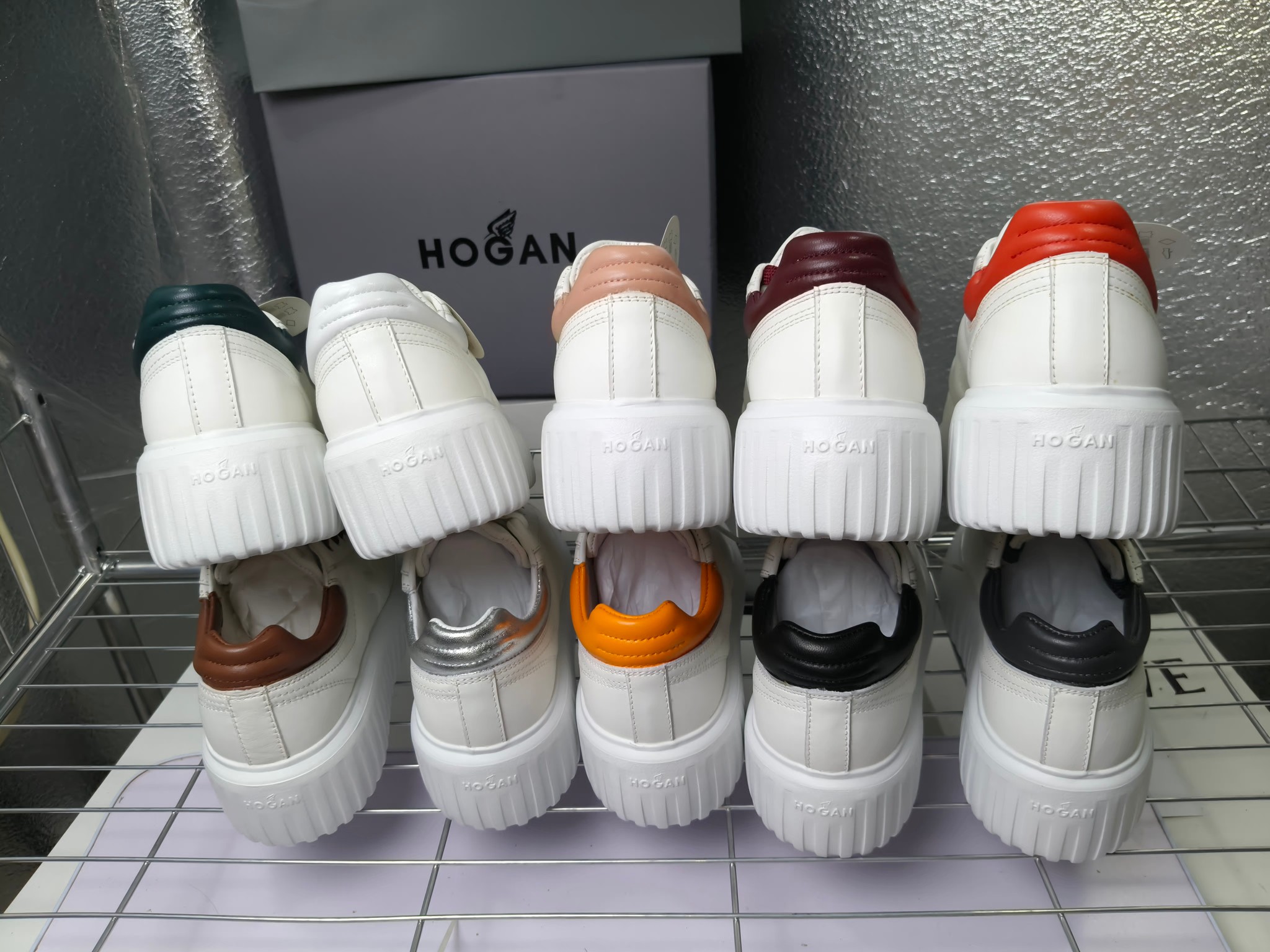 Hogan
最新饼干鞋，厚底鞋，飞艇鞋，情侣款男女同款⚠️
小红书打卡款~~~增高6cm（泰酷辣）
情侣款，Hogan H-Stripes饼干🍪鞋系列以轻便的防滑鞋底独具一格，款式运动风十足，百搭时尚。鞋底设有竖式条纹。
鞋面为柔软的纳帕皮革，侧边饰以延伸至后跟的H字母。鞋口嵌边设计，后跟设有柔软填充。记忆泡沫内底缓震舒适，温柔包裹双脚
码数：35-45
