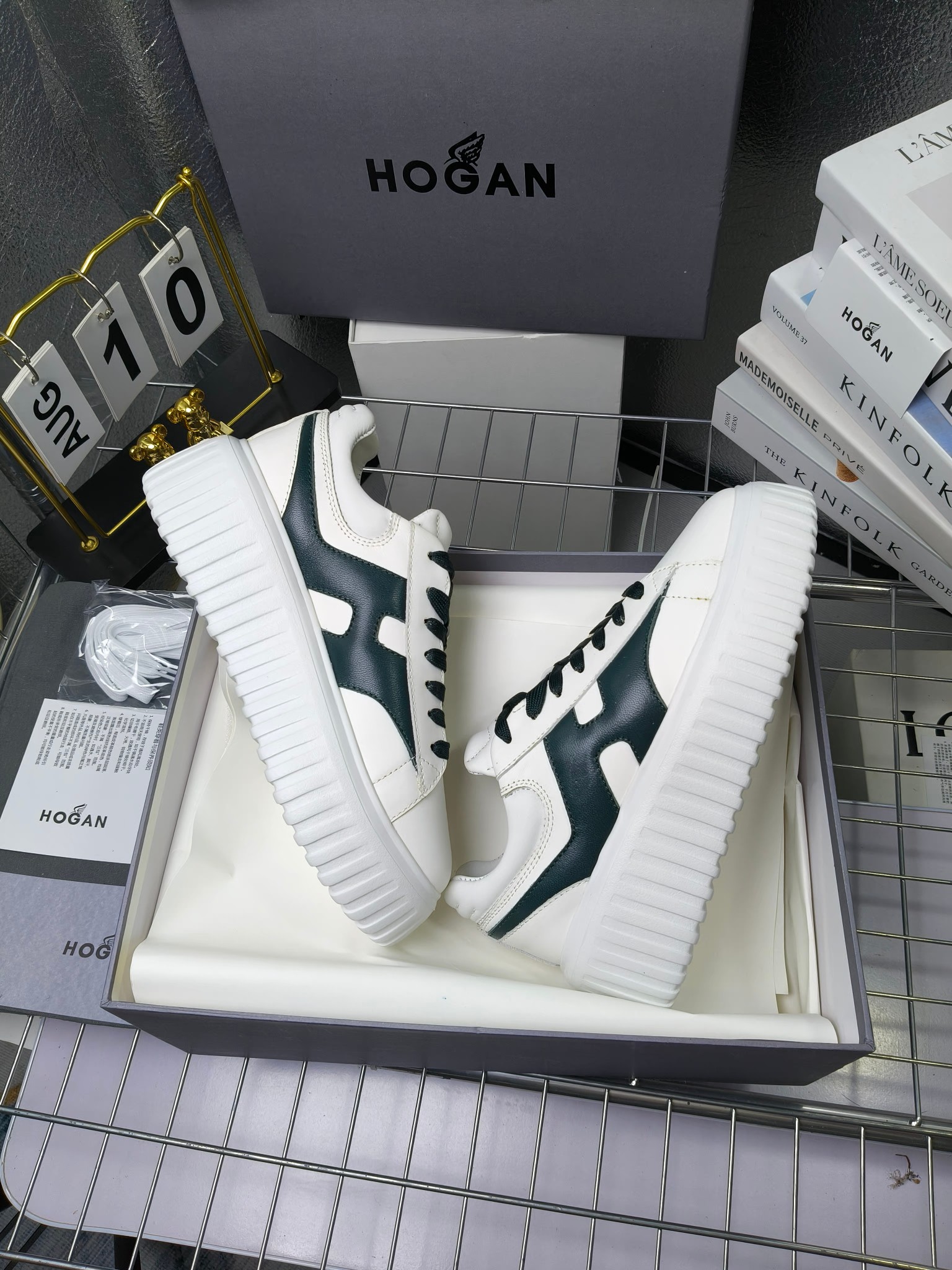 Hogan
最新饼干鞋，厚底鞋，飞艇鞋，情侣款男女同款⚠️
小红书打卡款~~~增高6cm（泰酷辣）
情侣款，Hogan H-Stripes饼干🍪鞋系列以轻便的防滑鞋底独具一格，款式运动风十足，百搭时尚。鞋底设有竖式条纹。
鞋面为柔软的纳帕皮革，侧边饰以延伸至后跟的H字母。鞋口嵌边设计，后跟设有柔软填充。记忆泡沫内底缓震舒适，温柔包裹双脚
码数：35-45
拿货260套码大小订单240