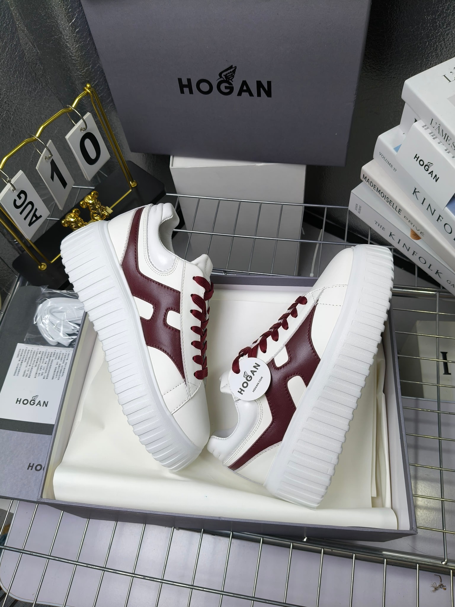 Hogan
最新饼干鞋,厚底鞋,飞艇鞋,情侣款男女同款⚠️
小红书打卡款~~~增高6cm(泰酷辣)
情侣款,Hogan H-Stripes饼干🍪鞋系列以轻便的防滑鞋底独具一格,款式运动风十足,百搭时尚。鞋底设有竖式条纹。
鞋面为柔软的纳帕皮革,侧边饰以延伸至后跟的H字母。鞋口嵌边设计,后跟设有柔软填充。记忆泡沫内底缓震舒适,温柔包裹双脚
码数:35-45
拿货260套码大小订单240