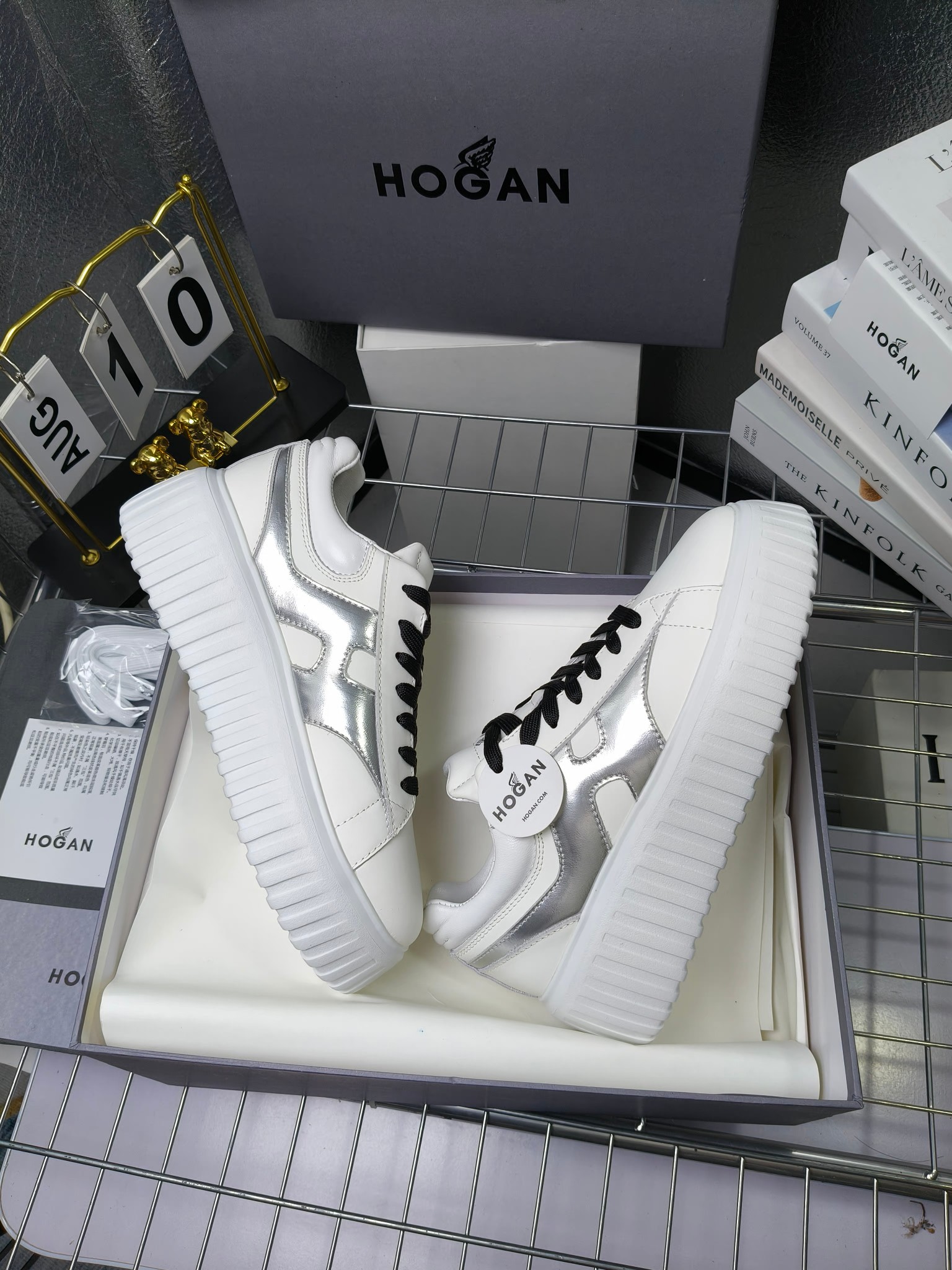 Hogan
最新饼干鞋,厚底鞋,飞艇鞋,情侣款男女同款⚠️
小红书打卡款~~~增高6cm(泰酷辣)
情侣款,Hogan H-Stripes饼干🍪鞋系列以轻便的防滑鞋底独具一格,款式运动风十足,百搭时尚。鞋底设有竖式条纹。
鞋面为柔软的纳帕皮革,侧边饰以延伸至后跟的H字母。鞋口嵌边设计,后跟设有柔软填充。记忆泡沫内底缓震舒适,温柔包裹双脚
码数:35-45
拿货260套码大小订单240
