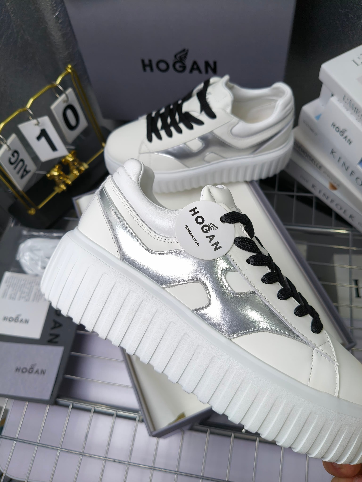 Hogan
最新饼干鞋,厚底鞋,飞艇鞋,情侣款男女同款⚠️
小红书打卡款~~~增高6cm(泰酷辣)
情侣款,Hogan H-Stripes饼干🍪鞋系列以轻便的防滑鞋底独具一格,款式运动风十足,百搭时尚。鞋底设有竖式条纹。
鞋面为柔软的纳帕皮革,侧边饰以延伸至后跟的H字母。鞋口嵌边设计,后跟设有柔软填充。记忆泡沫内底缓震舒适,温柔包裹双脚
码数:35-45
拿货260套码大小订单240