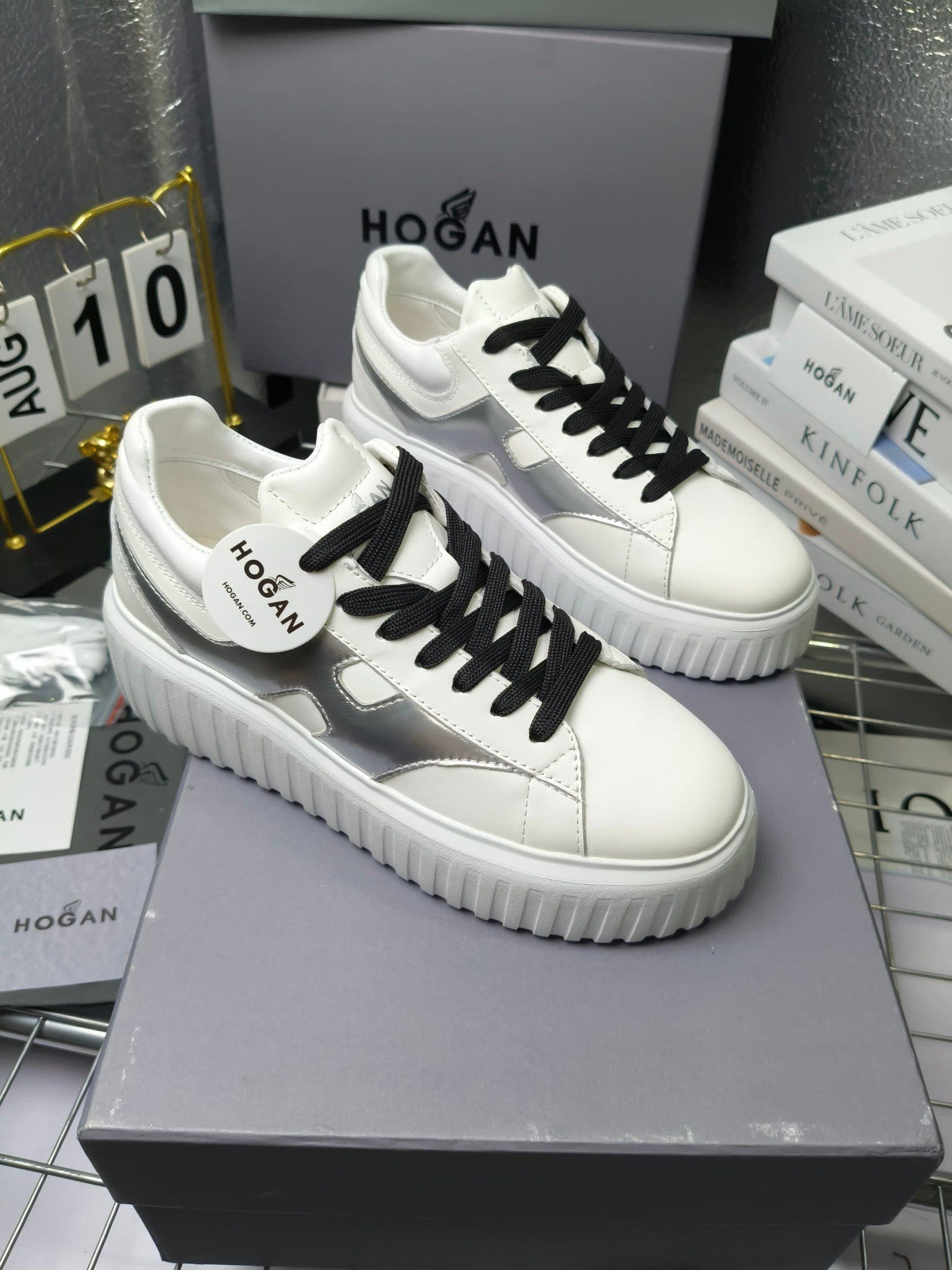 Hogan
最新饼干鞋,厚底鞋,飞艇鞋,情侣款男女同款⚠️
小红书打卡款~~~增高6cm(泰酷辣)
情侣款,Hogan H-Stripes饼干🍪鞋系列以轻便的防滑鞋底独具一格,款式运动风十足,百搭时尚。鞋底设有竖式条纹。
鞋面为柔软的纳帕皮革,侧边饰以延伸至后跟的H字母。鞋口嵌边设计,后跟设有柔软填充。记忆泡沫内底缓震舒适,温柔包裹双脚
码数:35-45
拿货260套码大小订单240