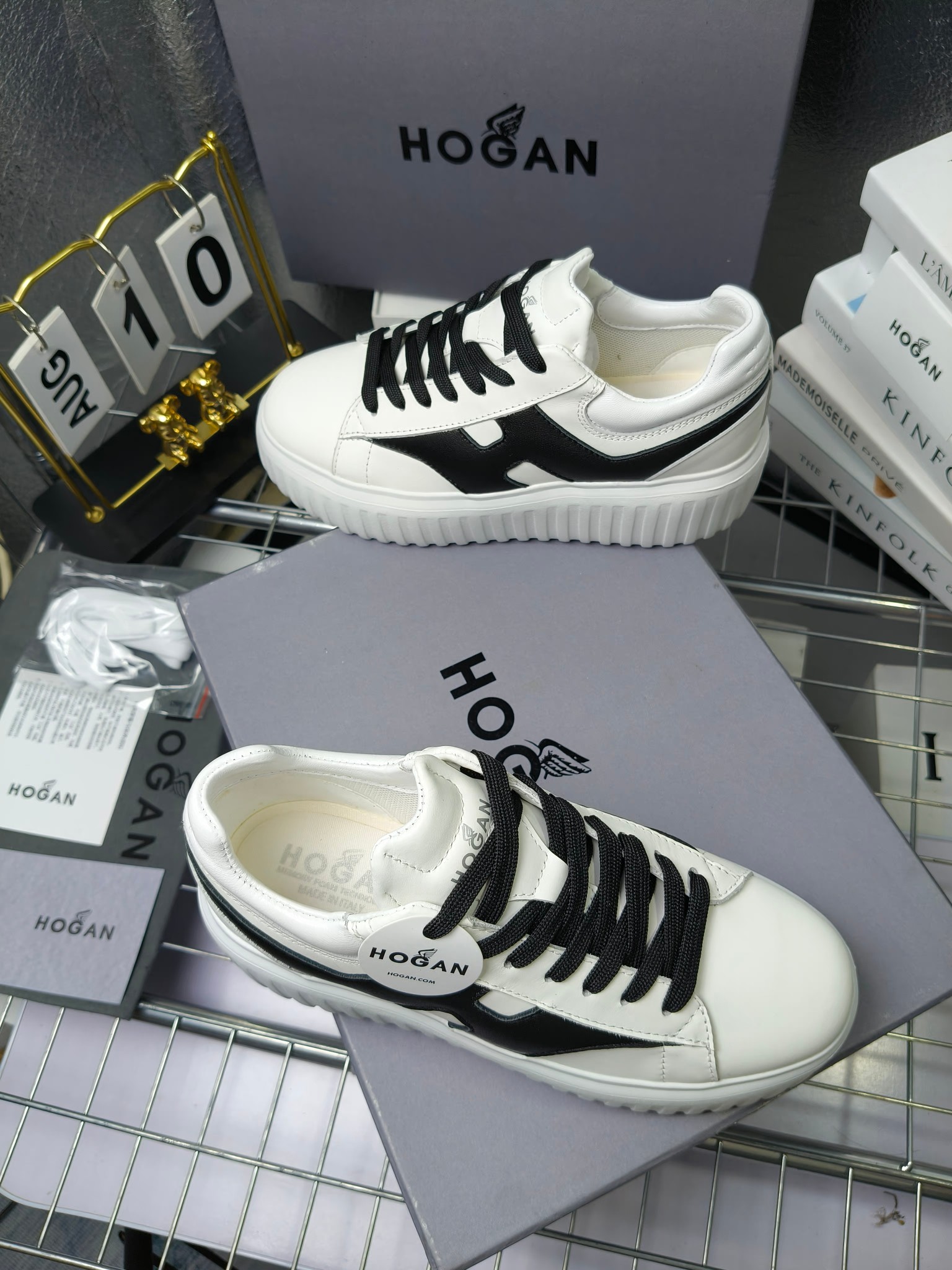 Hogan
最新饼干鞋，厚底鞋，飞艇鞋，情侣款男女同款⚠️
小红书打卡款~~~增高6cm（泰酷辣）
情侣款，Hogan H-Stripes饼干🍪鞋系列以轻便的防滑鞋底独具一格，款式运动风十足，百搭时尚。鞋底设有竖式条纹。
鞋面为柔软的纳帕皮革，侧边饰以延伸至后跟的H字母。鞋口嵌边设计，后跟设有柔软填充。记忆泡沫内底缓震舒适，温柔包裹双脚
码数：35-45
拿货260套码大小订单240