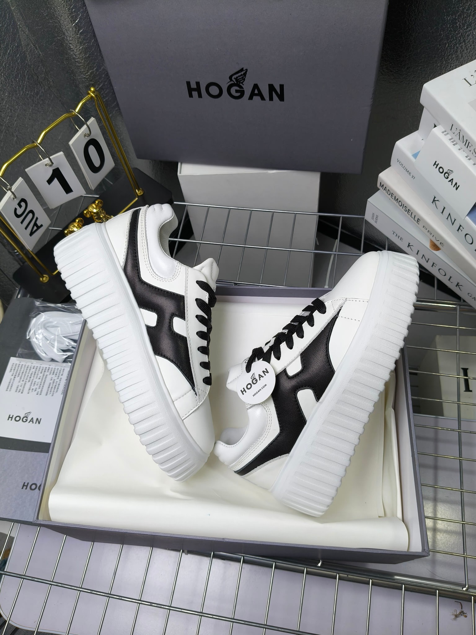 Hogan
最新饼干鞋，厚底鞋，飞艇鞋，情侣款男女同款⚠️
小红书打卡款~~~增高6cm（泰酷辣）
情侣款，Hogan H-Stripes饼干🍪鞋系列以轻便的防滑鞋底独具一格，款式运动风十足，百搭时尚。鞋底设有竖式条纹。
鞋面为柔软的纳帕皮革，侧边饰以延伸至后跟的H字母。鞋口嵌边设计，后跟设有柔软填充。记忆泡沫内底缓震舒适，温柔包裹双脚
码数：35-45
拿货260套码大小订单240