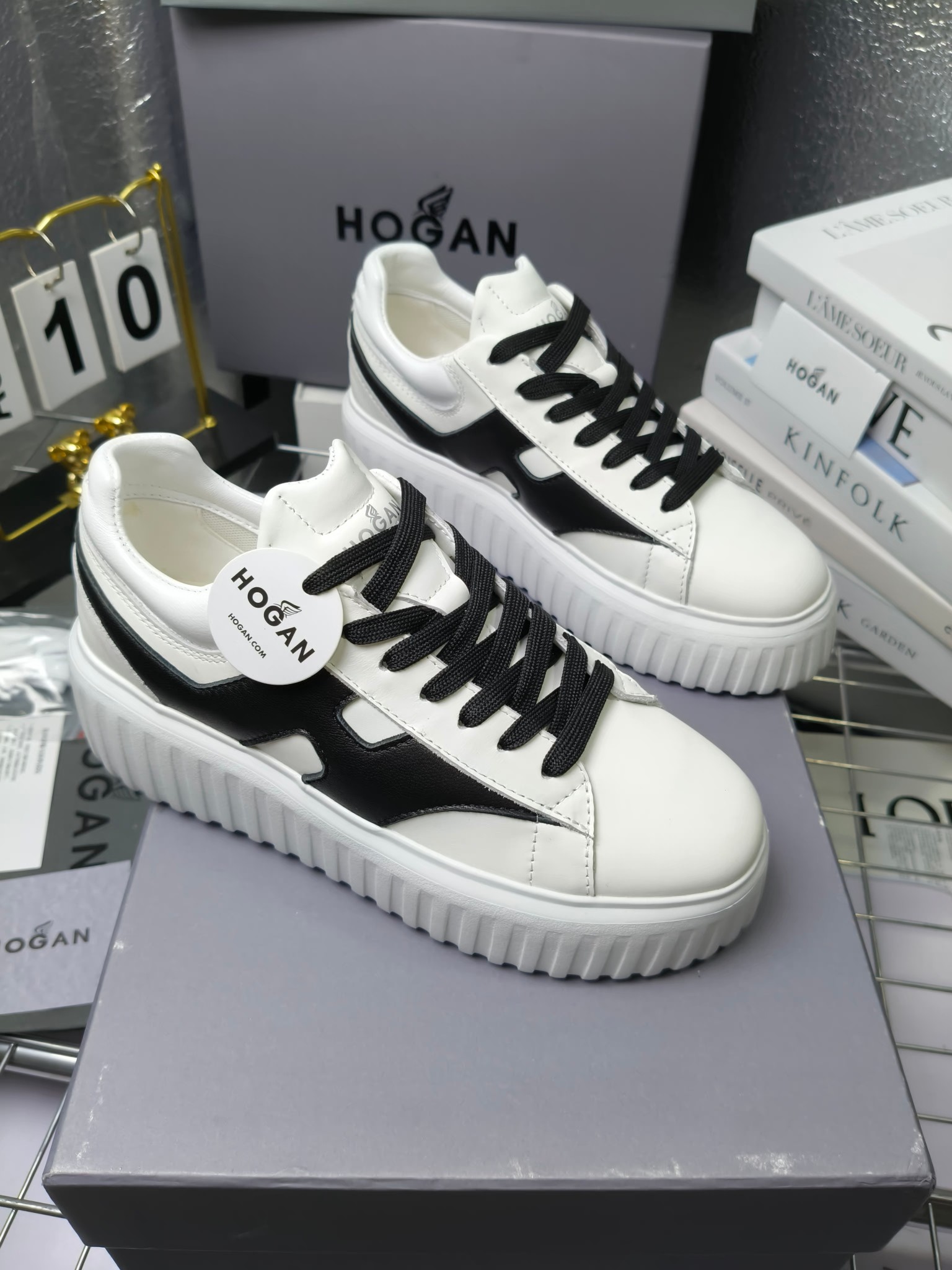 Hogan
最新饼干鞋，厚底鞋，飞艇鞋，情侣款男女同款⚠️
小红书打卡款~~~增高6cm（泰酷辣）
情侣款，Hogan H-Stripes饼干🍪鞋系列以轻便的防滑鞋底独具一格，款式运动风十足，百搭时尚。鞋底设有竖式条纹。
鞋面为柔软的纳帕皮革，侧边饰以延伸至后跟的H字母。鞋口嵌边设计，后跟设有柔软填充。记忆泡沫内底缓震舒适，温柔包裹双脚
码数：35-45
拿货260套码大小订单240