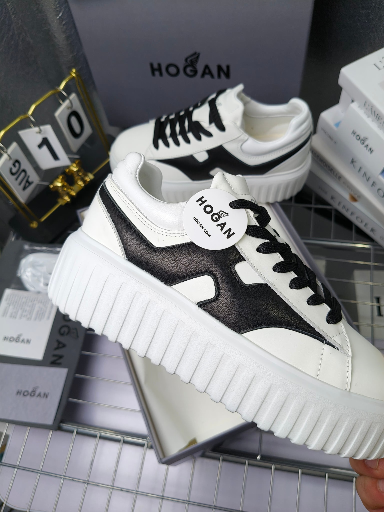 Hogan
最新饼干鞋，厚底鞋，飞艇鞋，情侣款男女同款⚠️
小红书打卡款~~~增高6cm（泰酷辣）
情侣款，Hogan H-Stripes饼干🍪鞋系列以轻便的防滑鞋底独具一格，款式运动风十足，百搭时尚。鞋底设有竖式条纹。
鞋面为柔软的纳帕皮革，侧边饰以延伸至后跟的H字母。鞋口嵌边设计，后跟设有柔软填充。记忆泡沫内底缓震舒适，温柔包裹双脚
码数：35-45
拿货260套码大小订单240