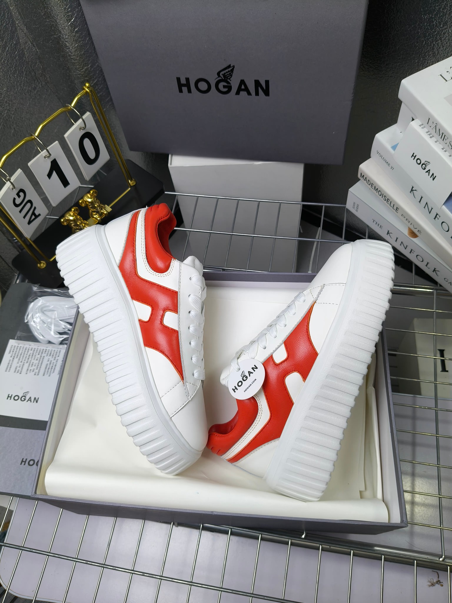 Hogan
最新饼干鞋，厚底鞋，飞艇鞋，情侣款男女同款⚠️
小红书打卡款~~~增高6cm（泰酷辣）
情侣款，Hogan H-Stripes饼干🍪鞋系列以轻便的防滑鞋底独具一格，款式运动风十足，百搭时尚。鞋底设有竖式条纹。
鞋面为柔软的纳帕皮革，侧边饰以延伸至后跟的H字母。鞋口嵌边设计，后跟设有柔软填充。记忆泡沫内底缓震舒适，温柔包裹双脚
码数：35-45
拿货260套码大小订单240